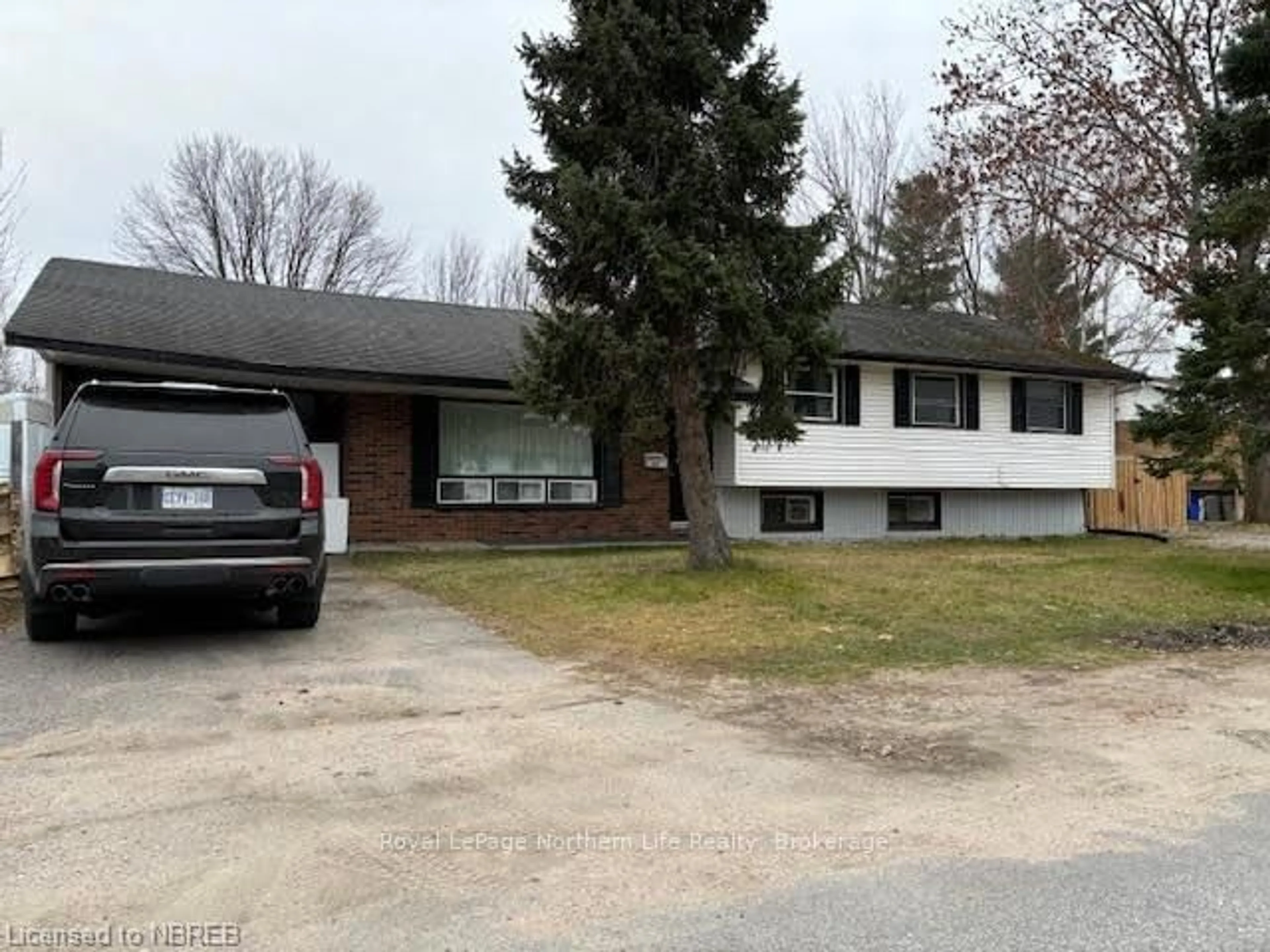 Frontside or backside of a home, the front or back of building for 1 ECHO Pl, North Bay Ontario P1A 2P3