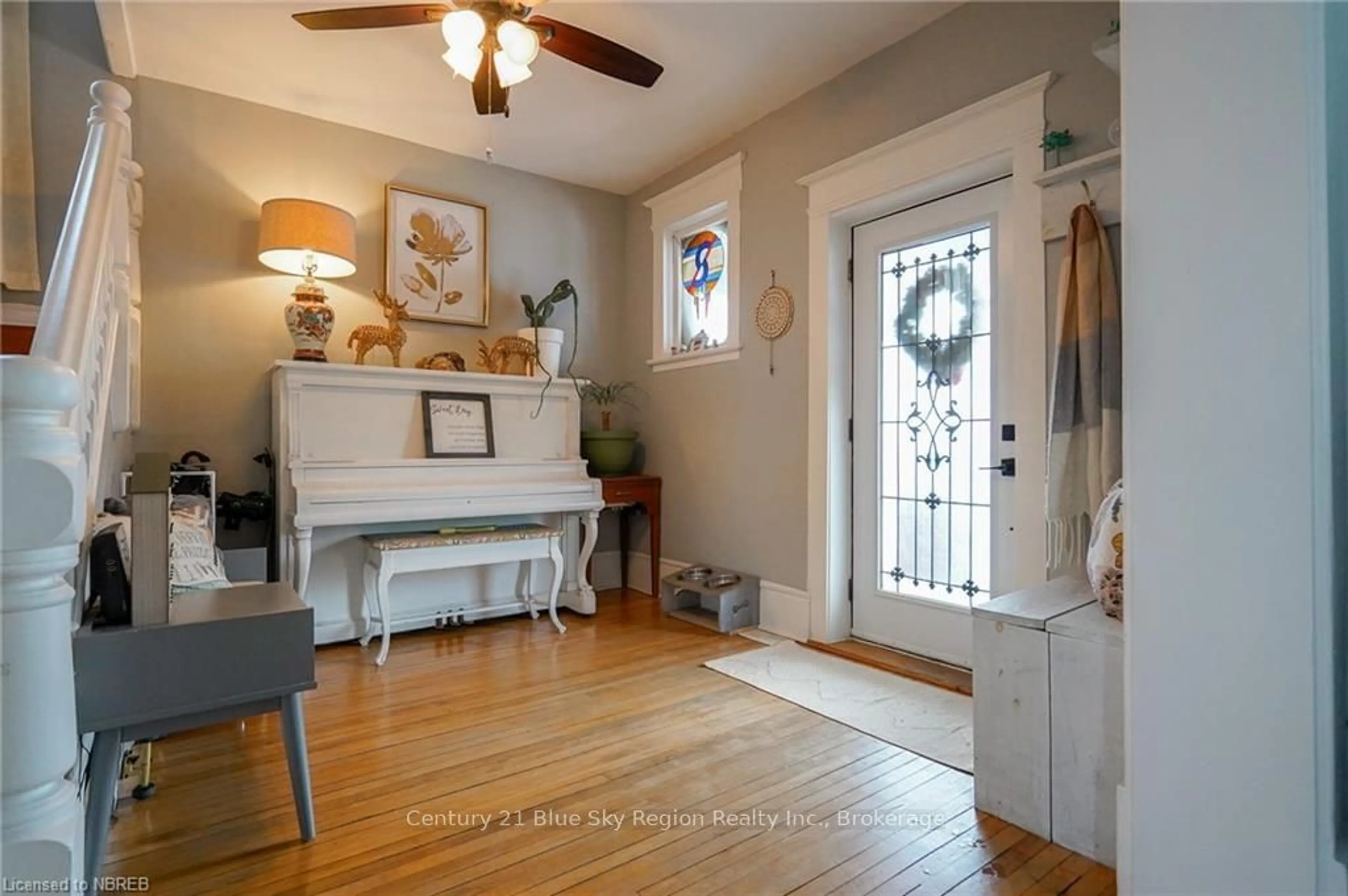 Indoor entryway, wood floors for 630 SHERBROOKE St, North Bay Ontario P1B 2C6