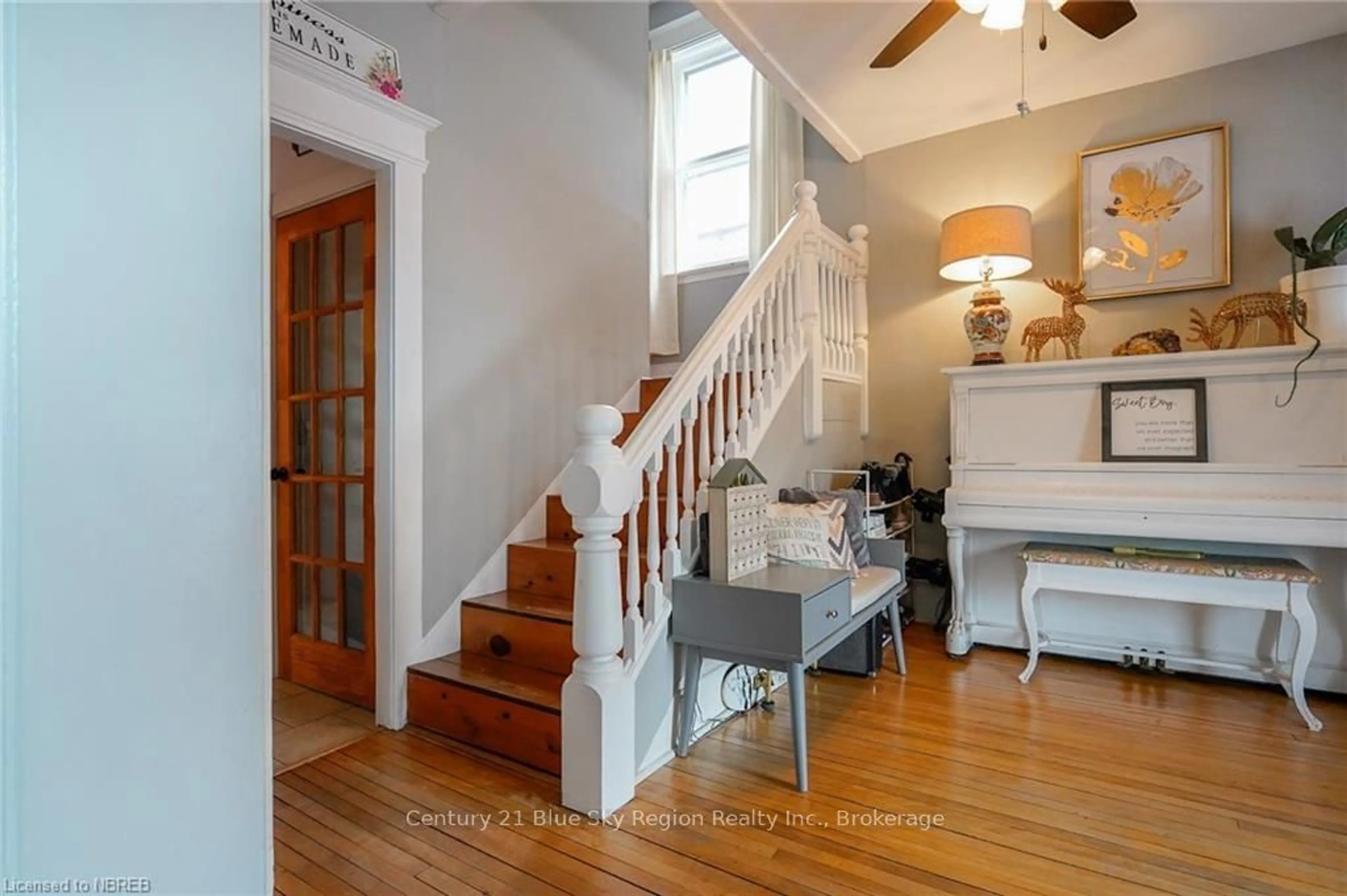 Indoor entryway, wood floors for 630 SHERBROOKE St, North Bay Ontario P1B 2C6