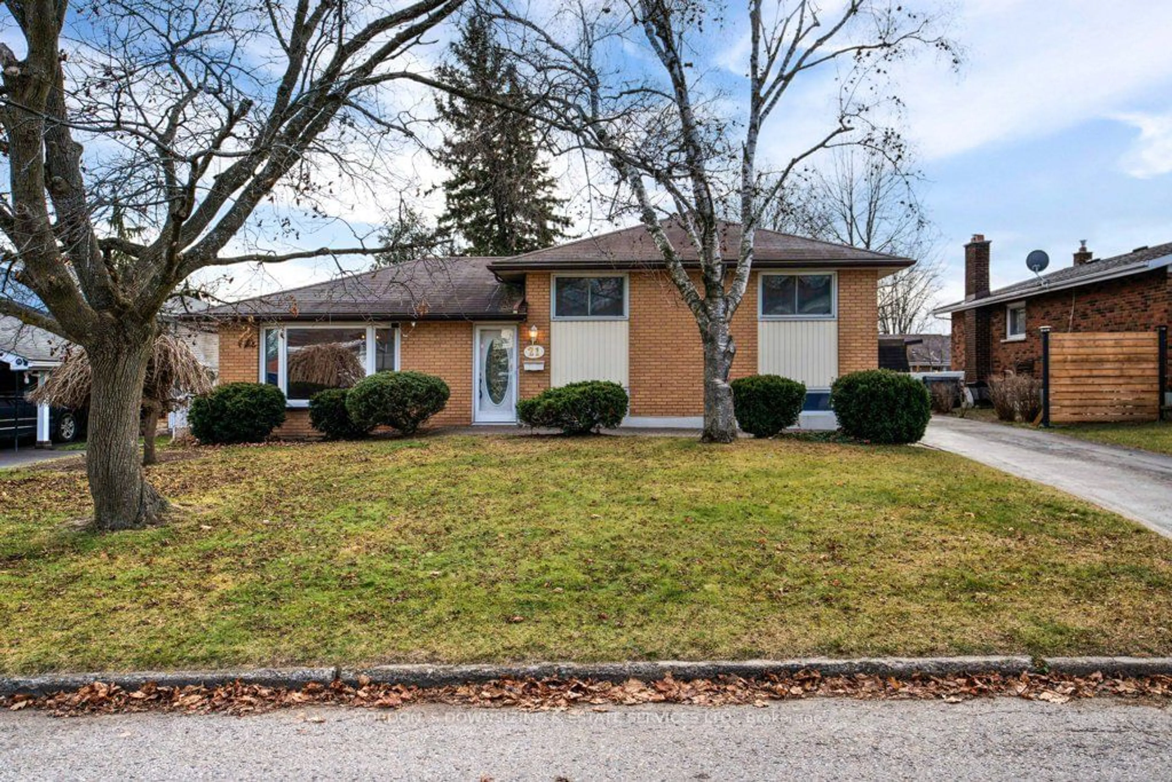 A pic from exterior of the house or condo, the street view for 21 Manor Cres, Quinte West Ontario K8V 3Z6