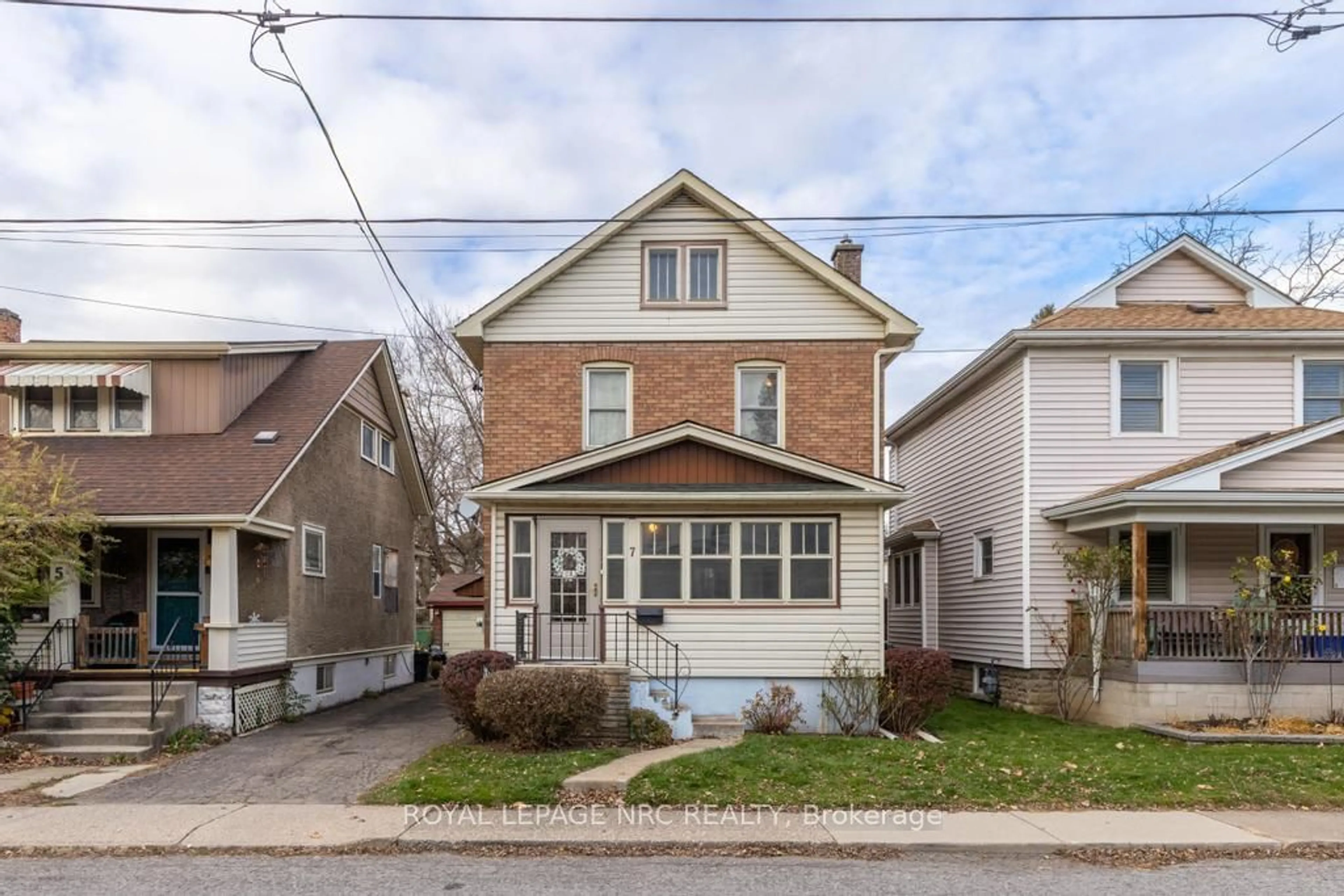 Frontside or backside of a home, cottage for 7 Chaplin Ave, St. Catharines Ontario L2R 2E4