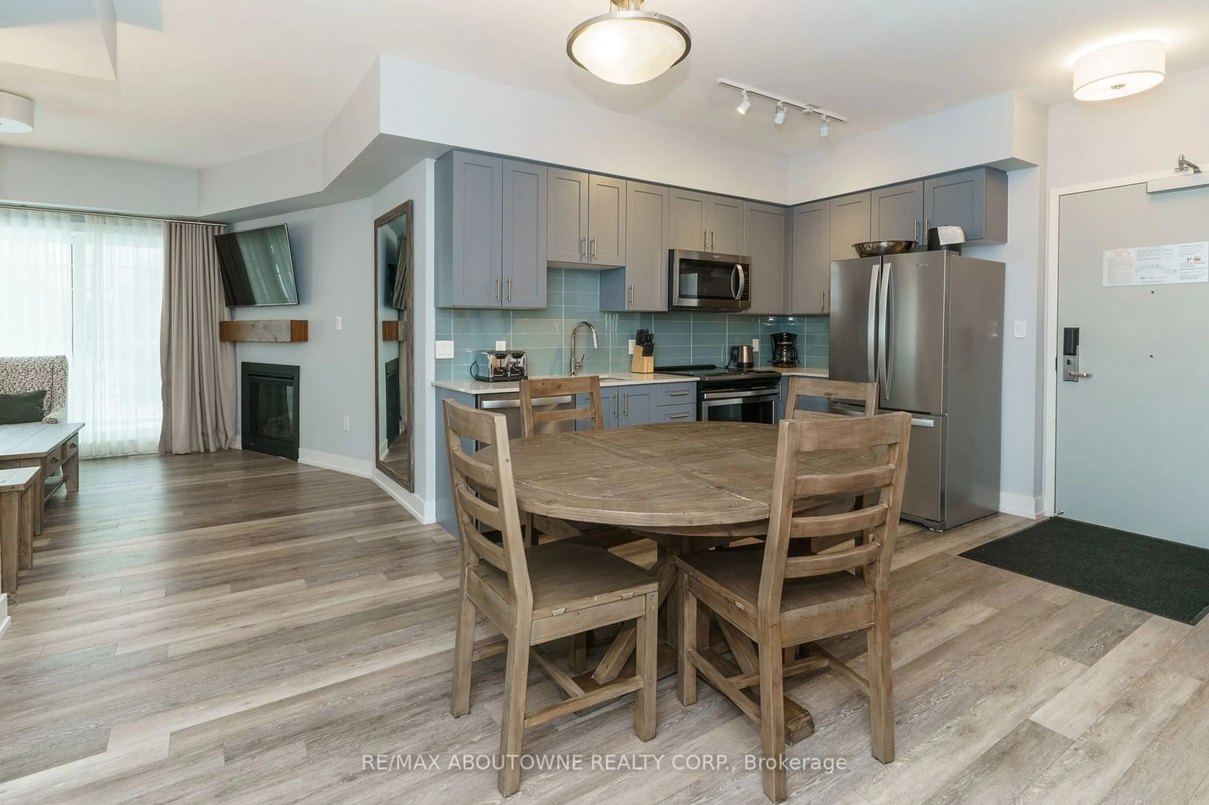 Open concept kitchen for 25 PEN LAKE POINT Rd #332, Huntsville Ontario P1H 1A9