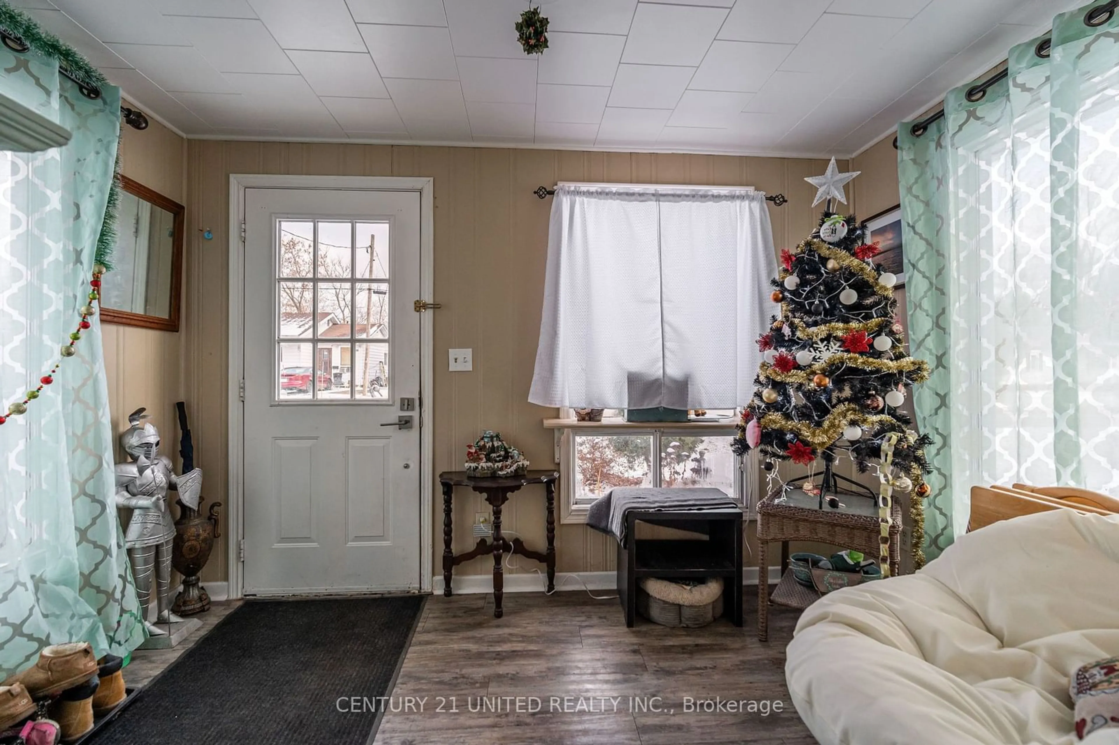 Living room, wood floors for 31 Pearce St, Marmora and Lake Ontario K0K 2M0