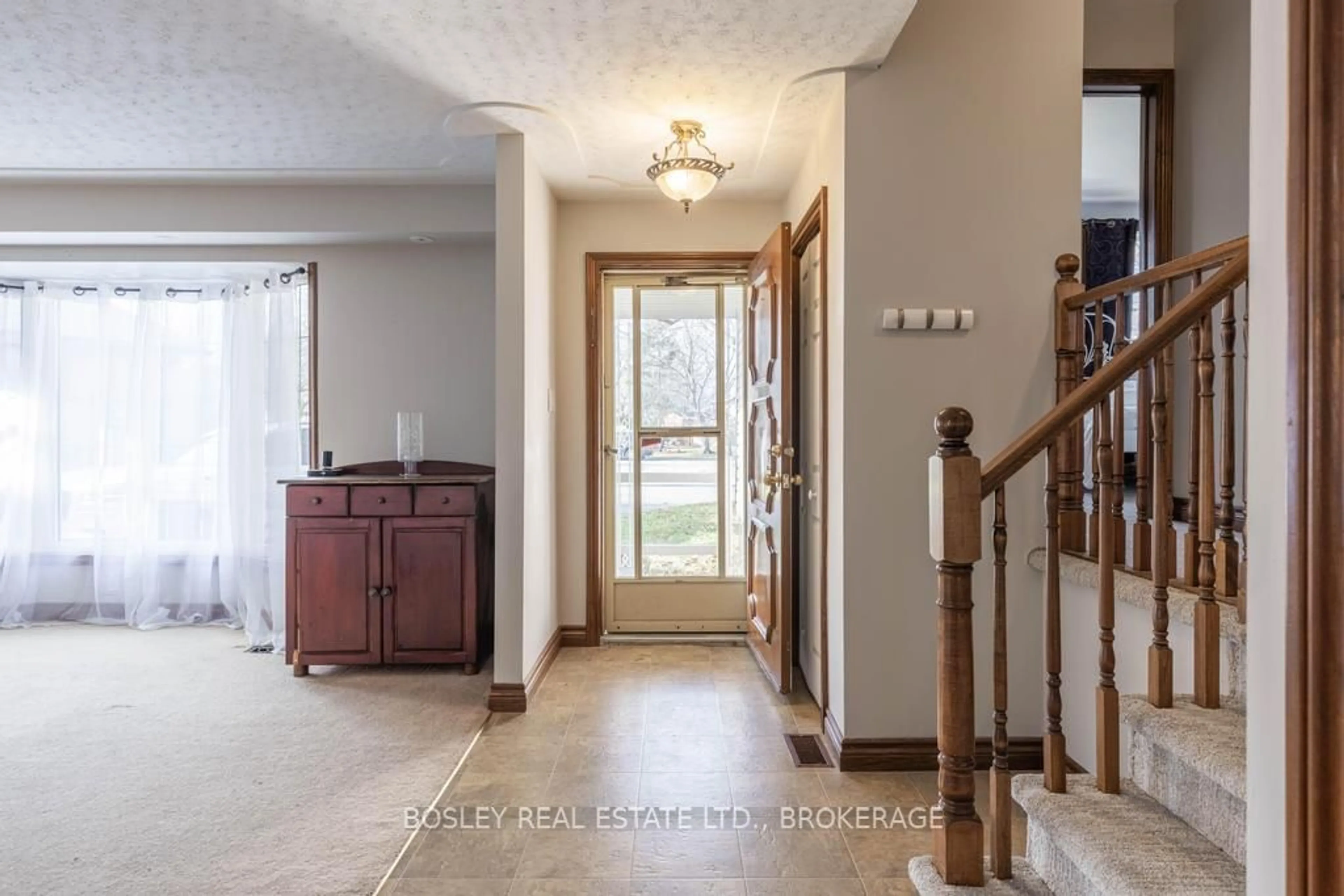 Indoor entryway, wood floors for 15 Audrey St, St. Catharines Ontario L2N 1G3