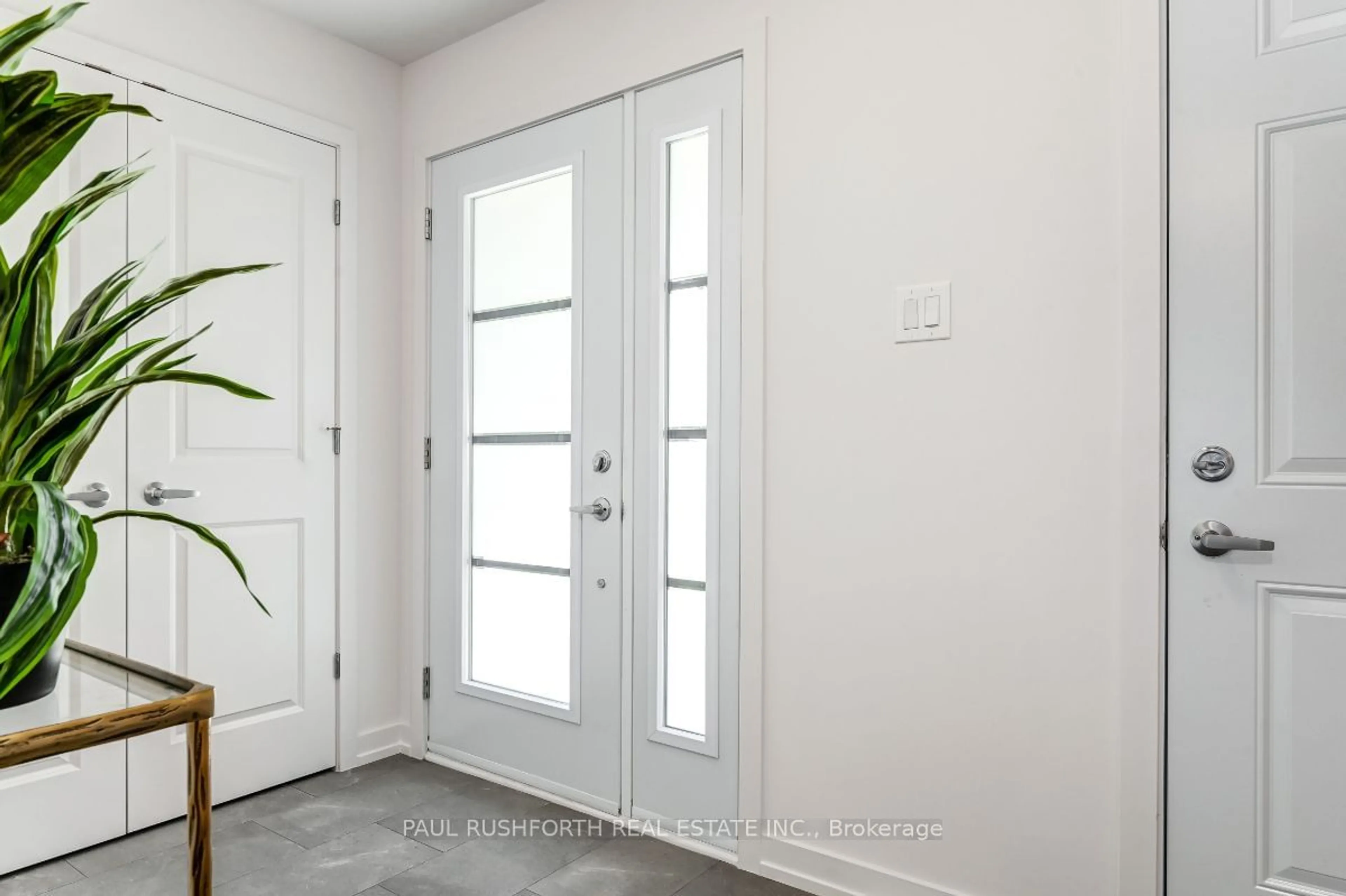 Indoor entryway, cement floor for 203 Peacock Dr, Russell Ontario K4R 0A1