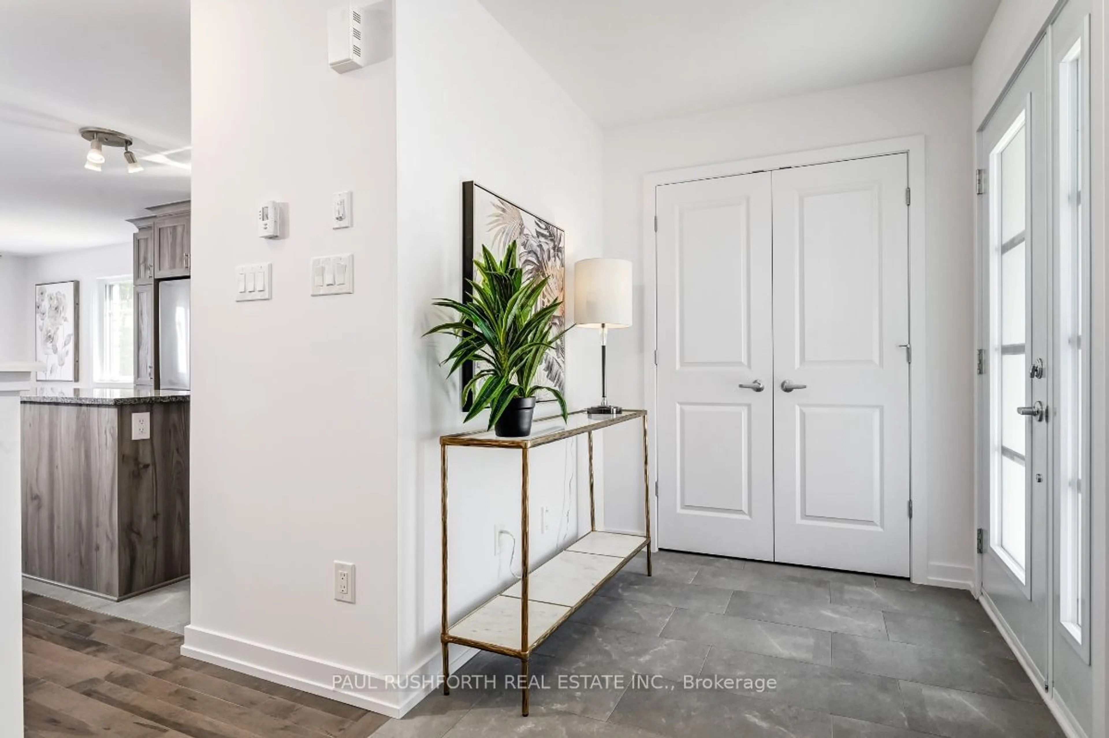 Indoor entryway, wood floors for 203 Peacock Dr, Russell Ontario K4R 0A1