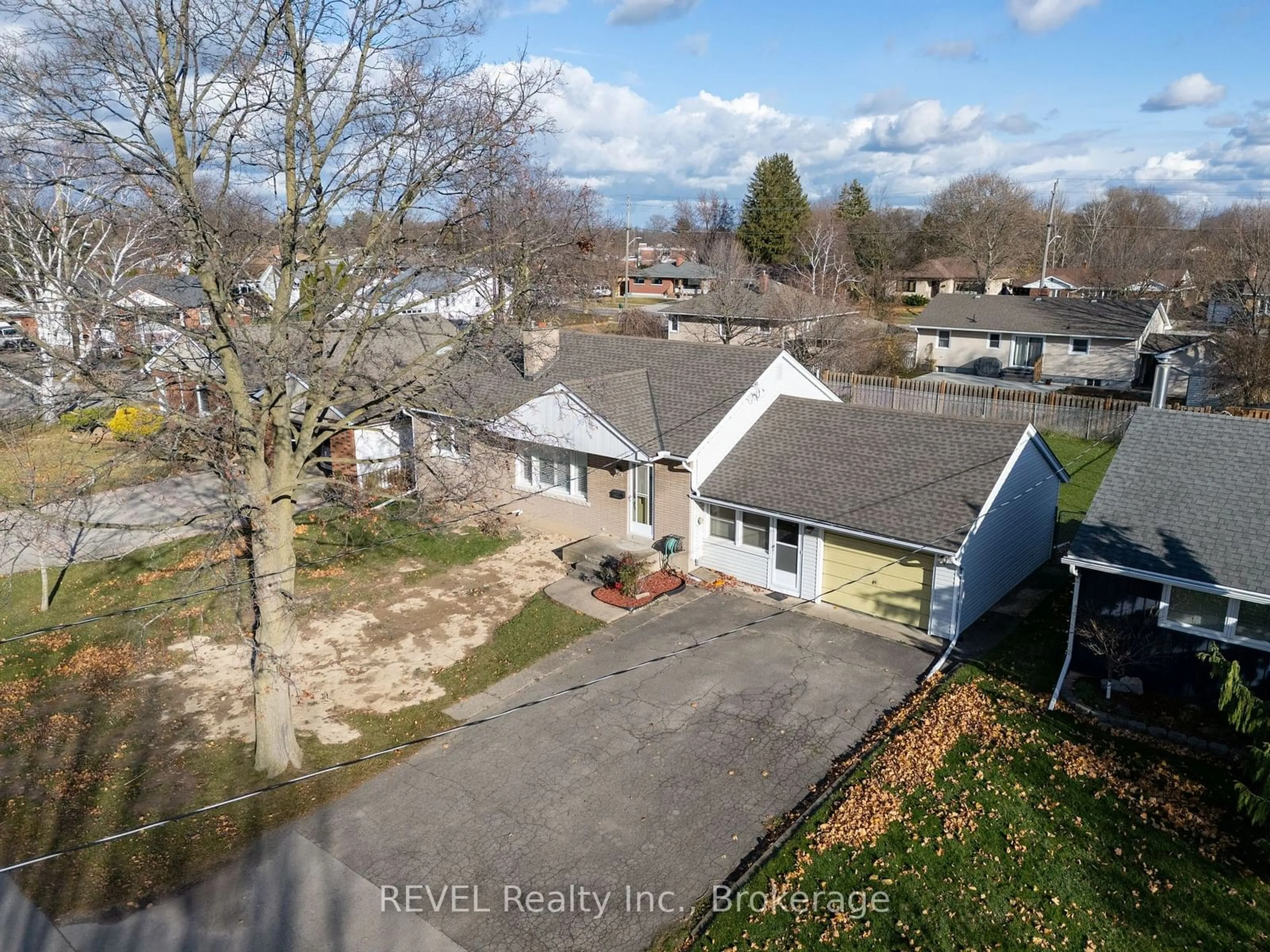 Frontside or backside of a home, the street view for 30 Bowstead Dr, St. Catharines Ontario L2N 3T1