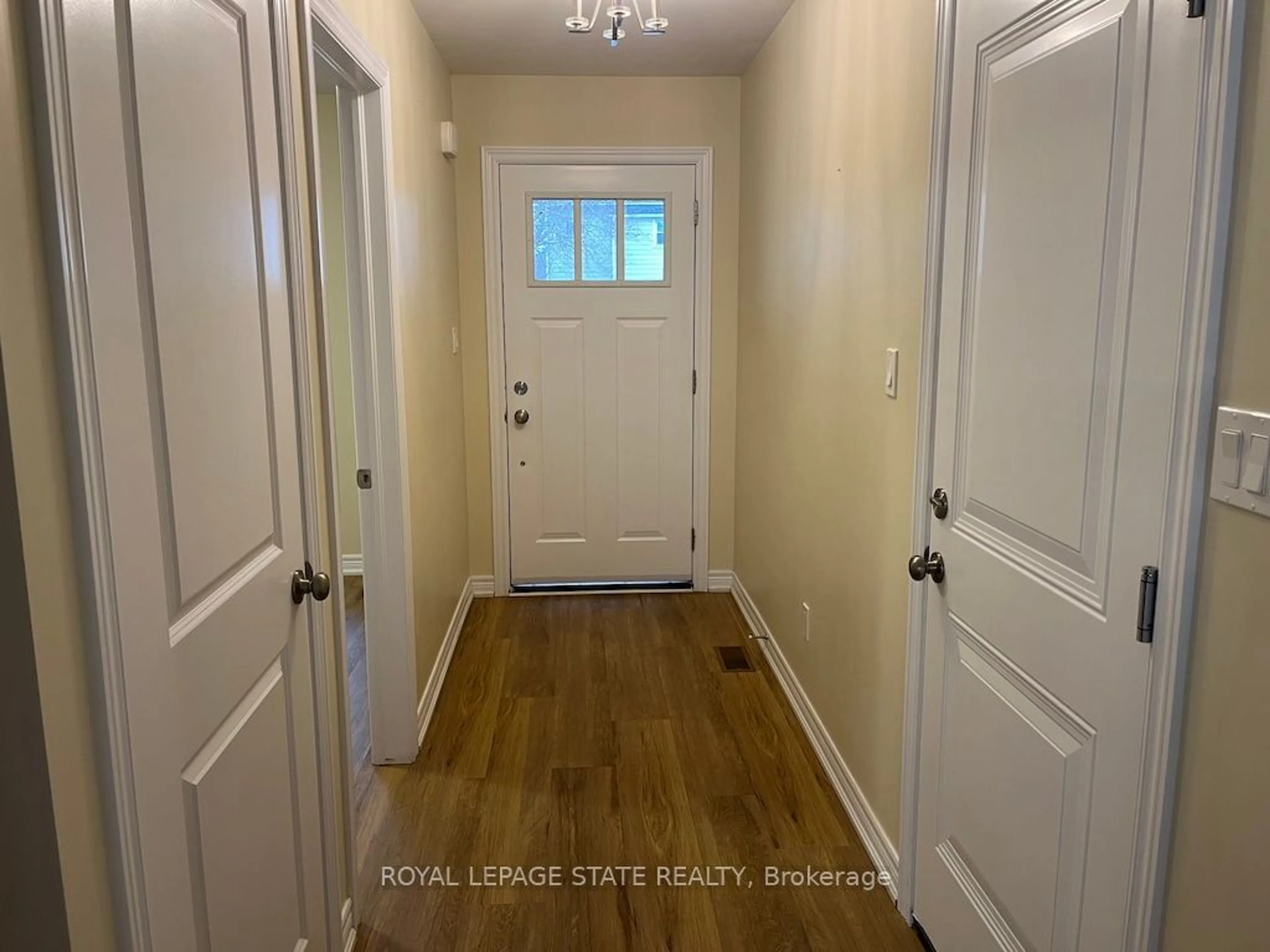 Indoor entryway, wood floors for 152 Cross St #9, Haldimand Ontario N1A 1B8