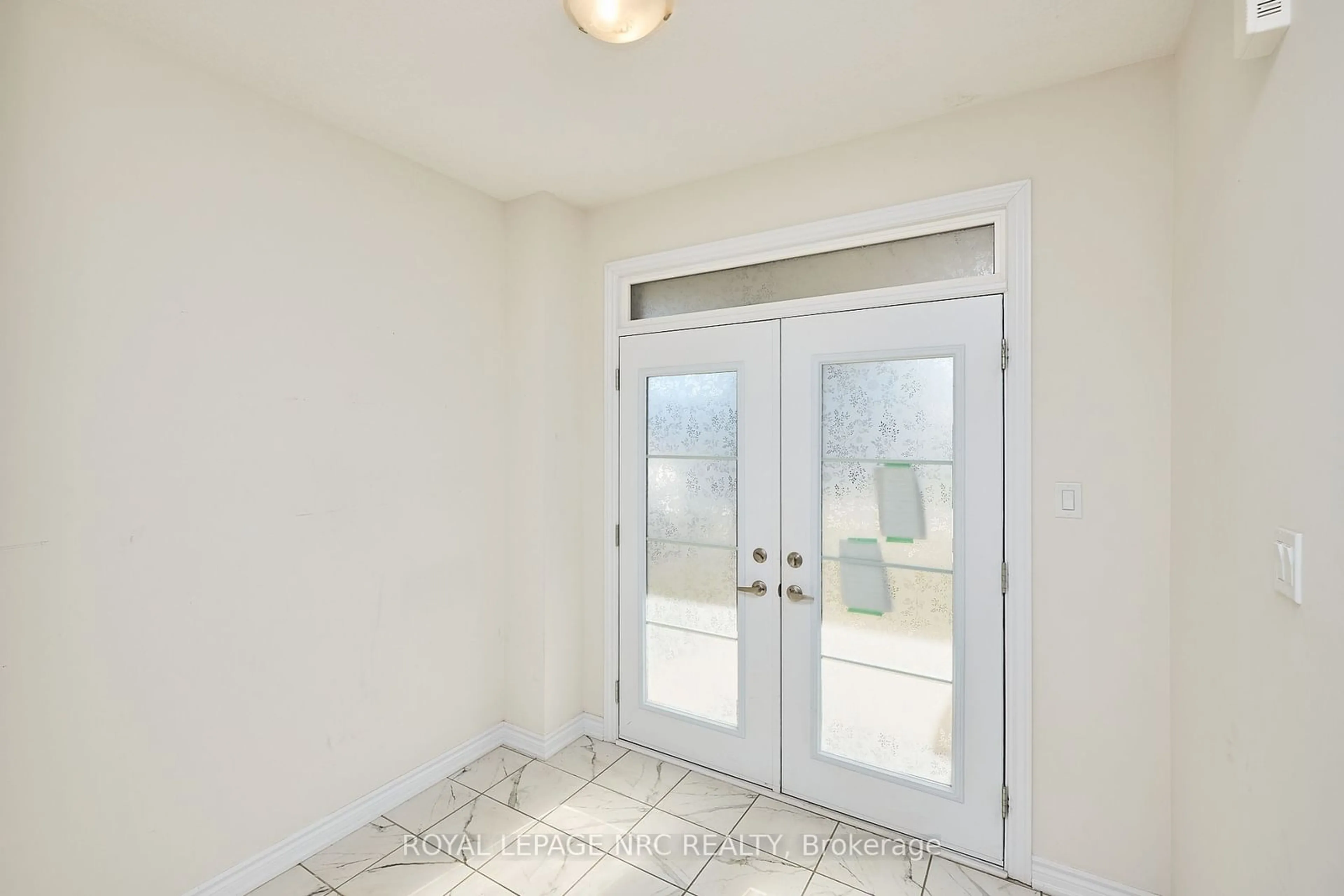 Indoor entryway, not visible floor for 10 Peach St, Thorold Ontario L2V 0K1