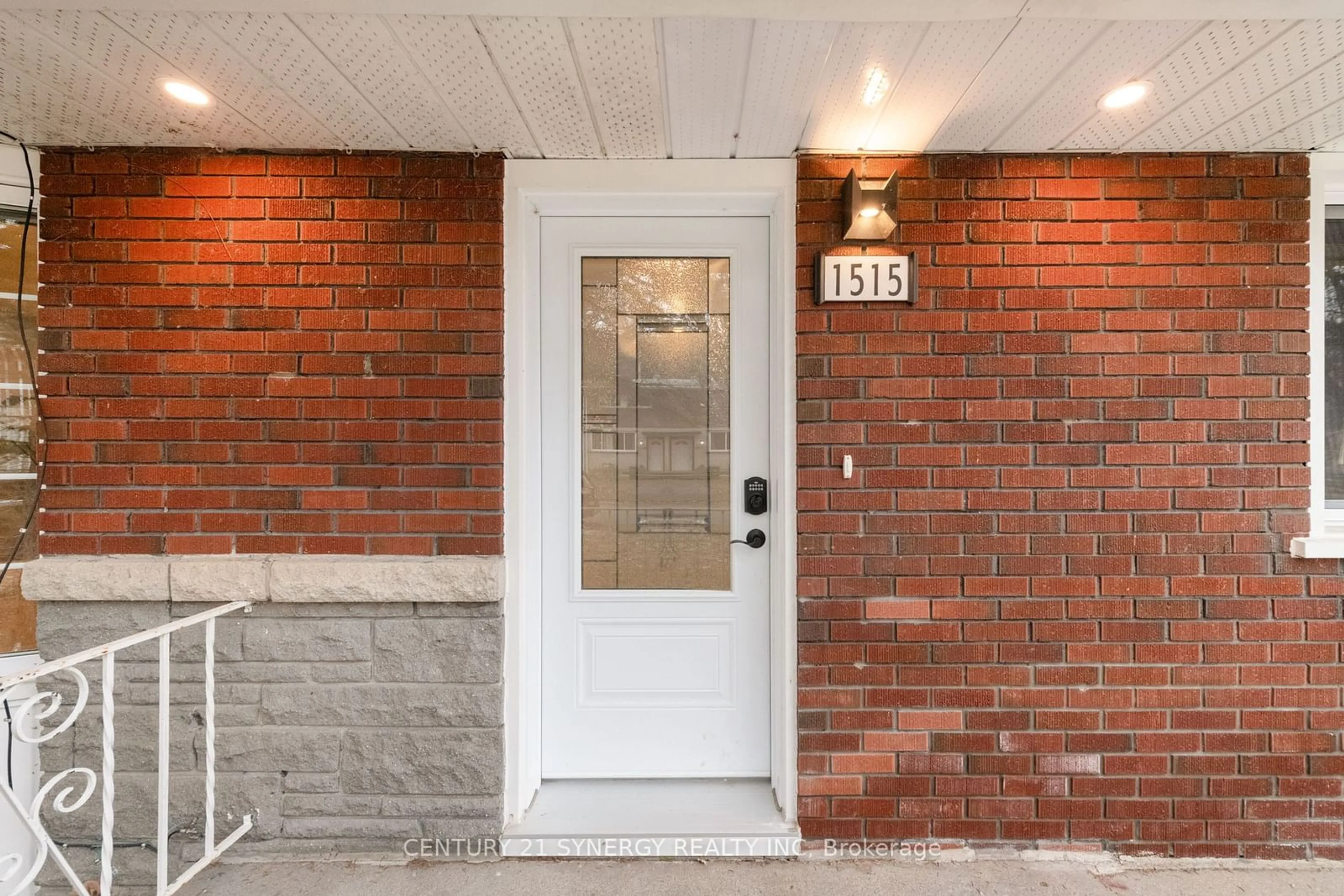 Indoor entryway, wood floors for 1515 Lepage Ave, Carlington - Central Park Ontario K1Z 8E1