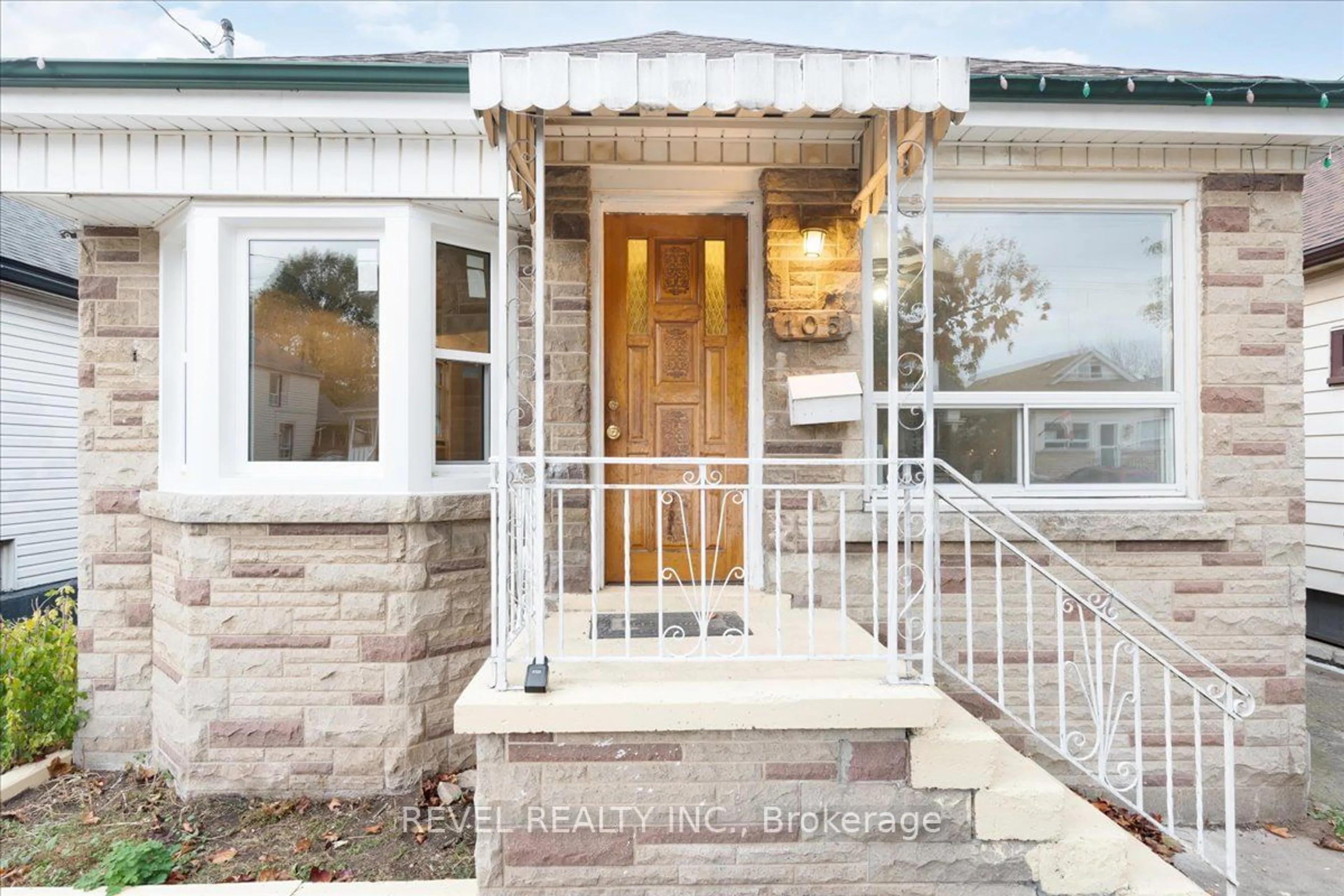 Indoor entryway, wood floors for 105 Edgemont St, Hamilton Ontario L8H 4C9