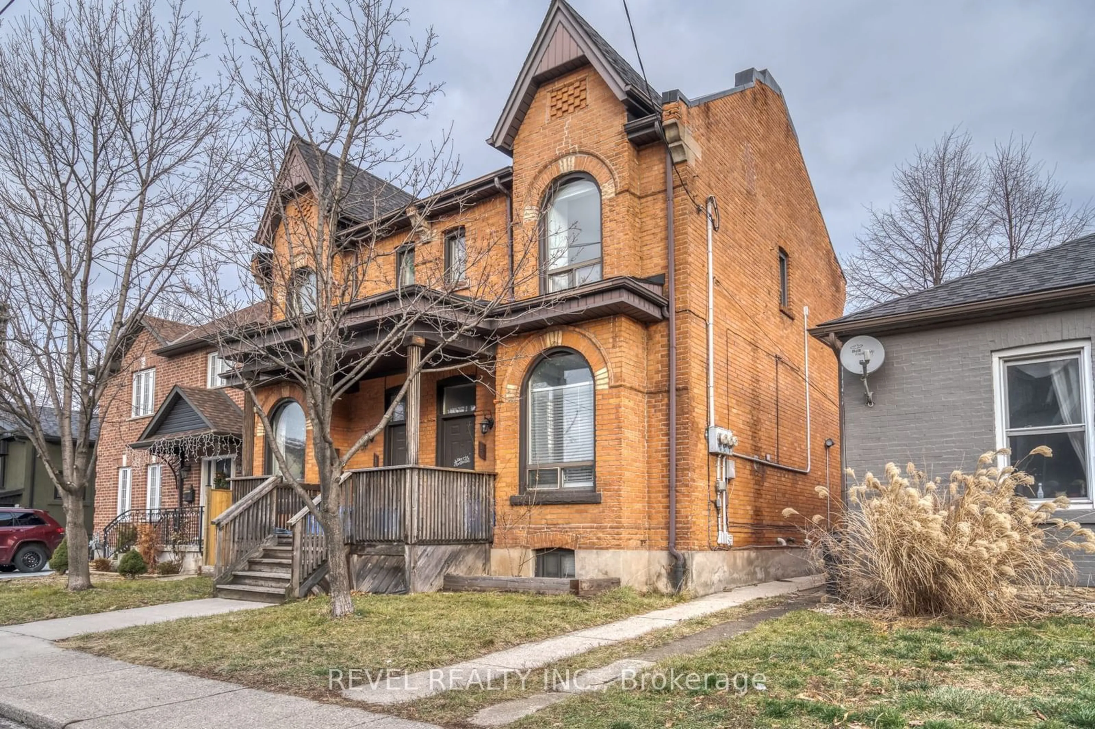 A pic from exterior of the house or condo, the street view for 27 Grove St, Hamilton Ontario L8N 1P4