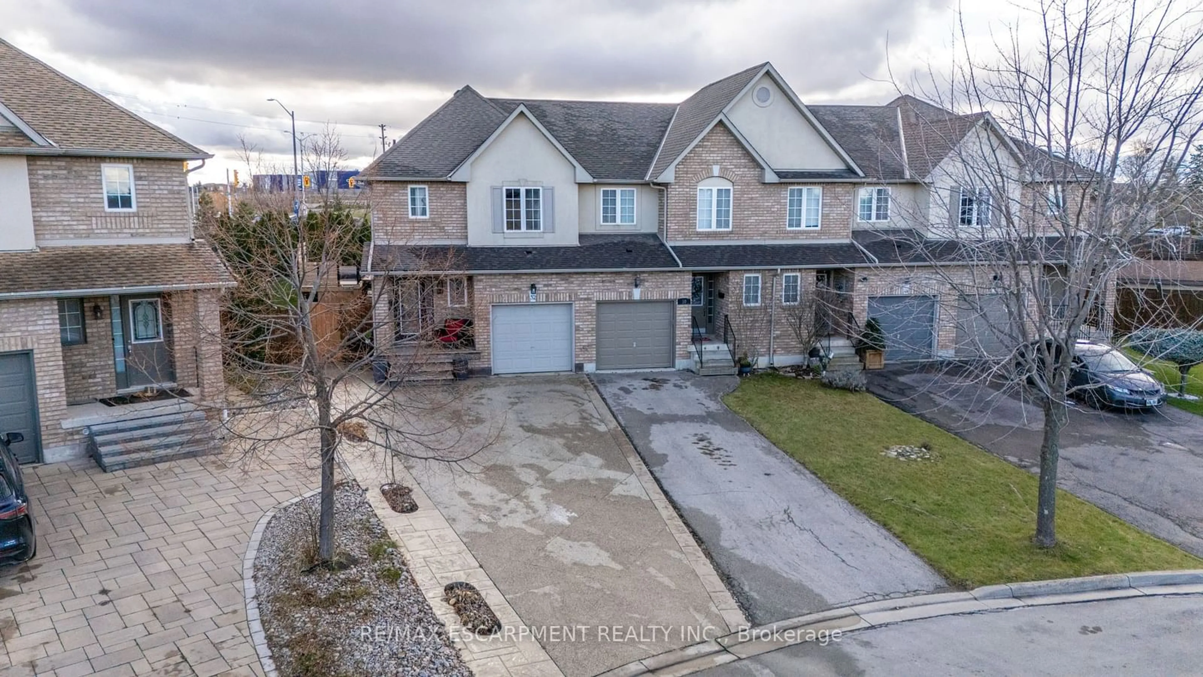 A pic from exterior of the house or condo, the street view for 52 Meadow Wood Cres, Hamilton Ontario L8J 3Z8