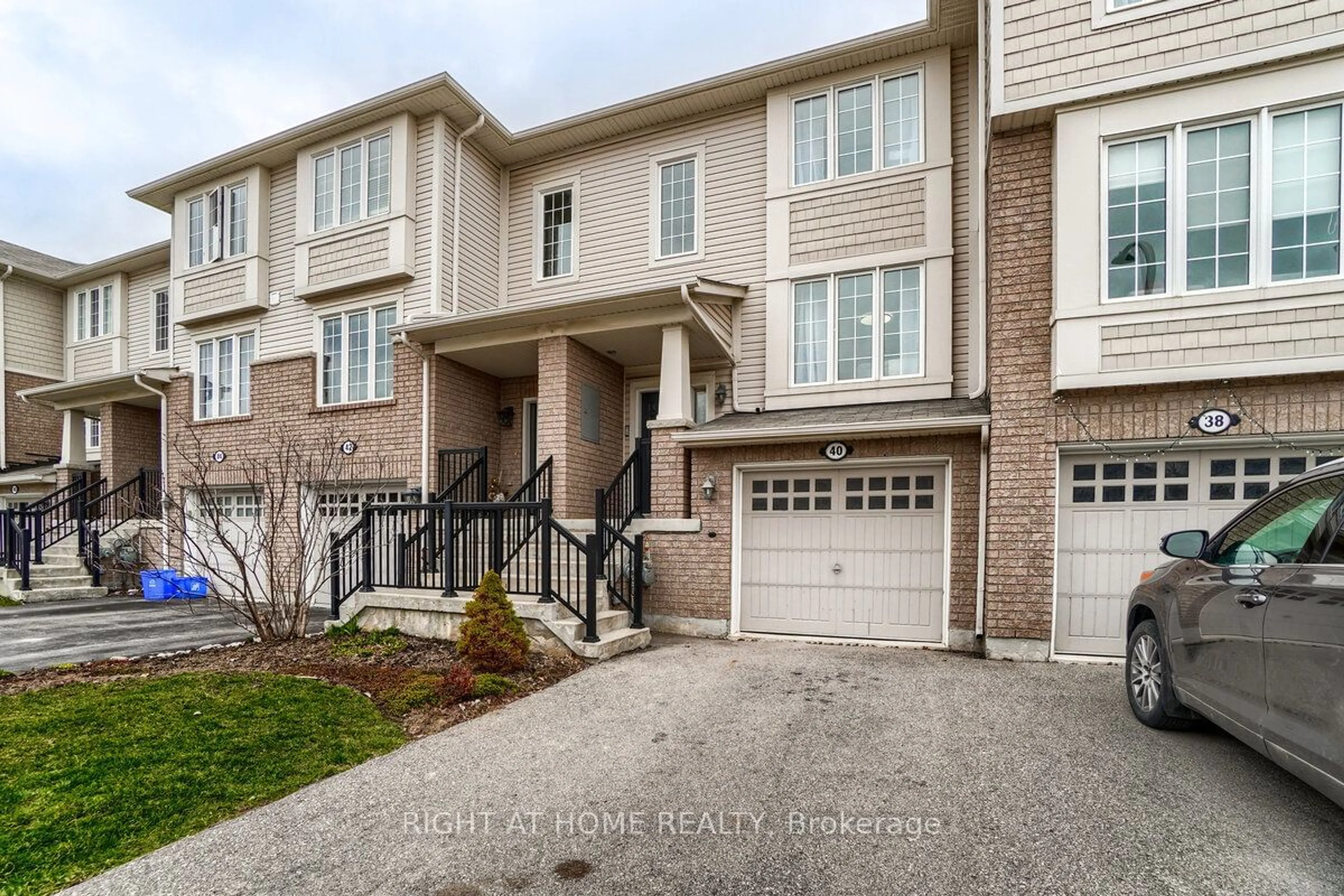 A pic from exterior of the house or condo, the street view for 40 Ohara Lane, Hamilton Ontario L9K 0C7