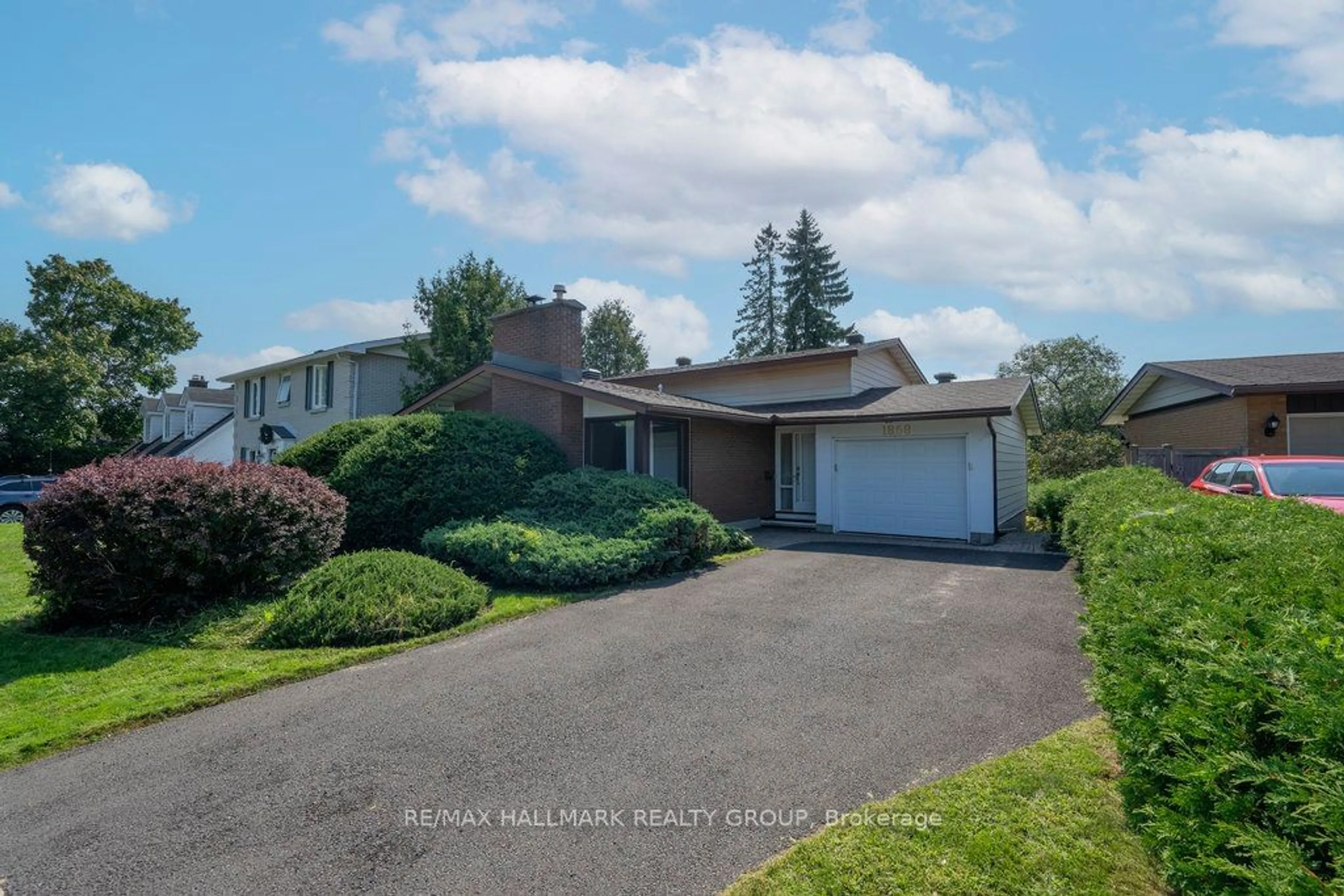 Frontside or backside of a home, the street view for 1858 APPLEFORD St, Beacon Hill North - South and Area Ontario K1J 6T4