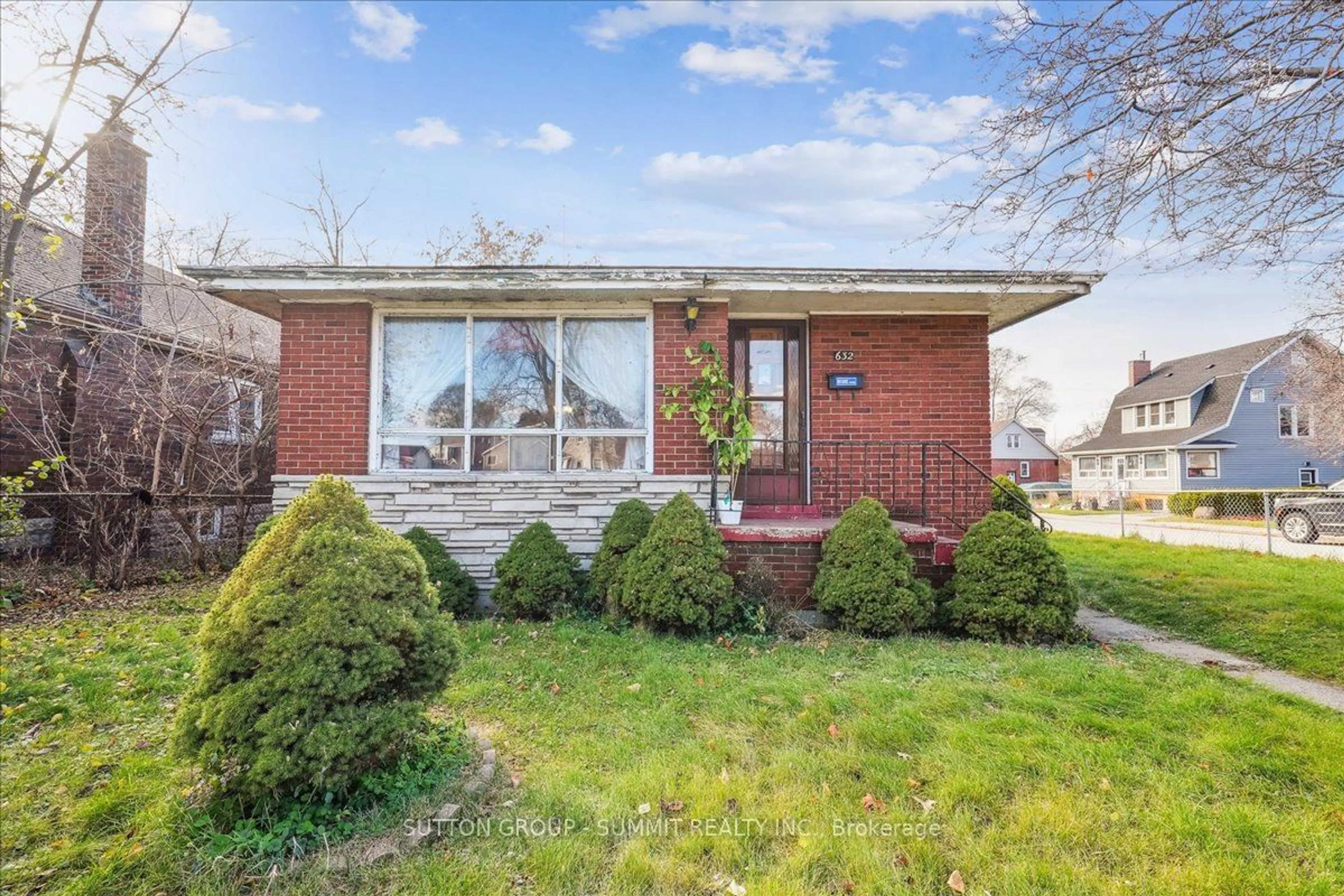 Home with brick exterior material for 632 Beach Blvd, Hamilton Ontario L8H 6Y1