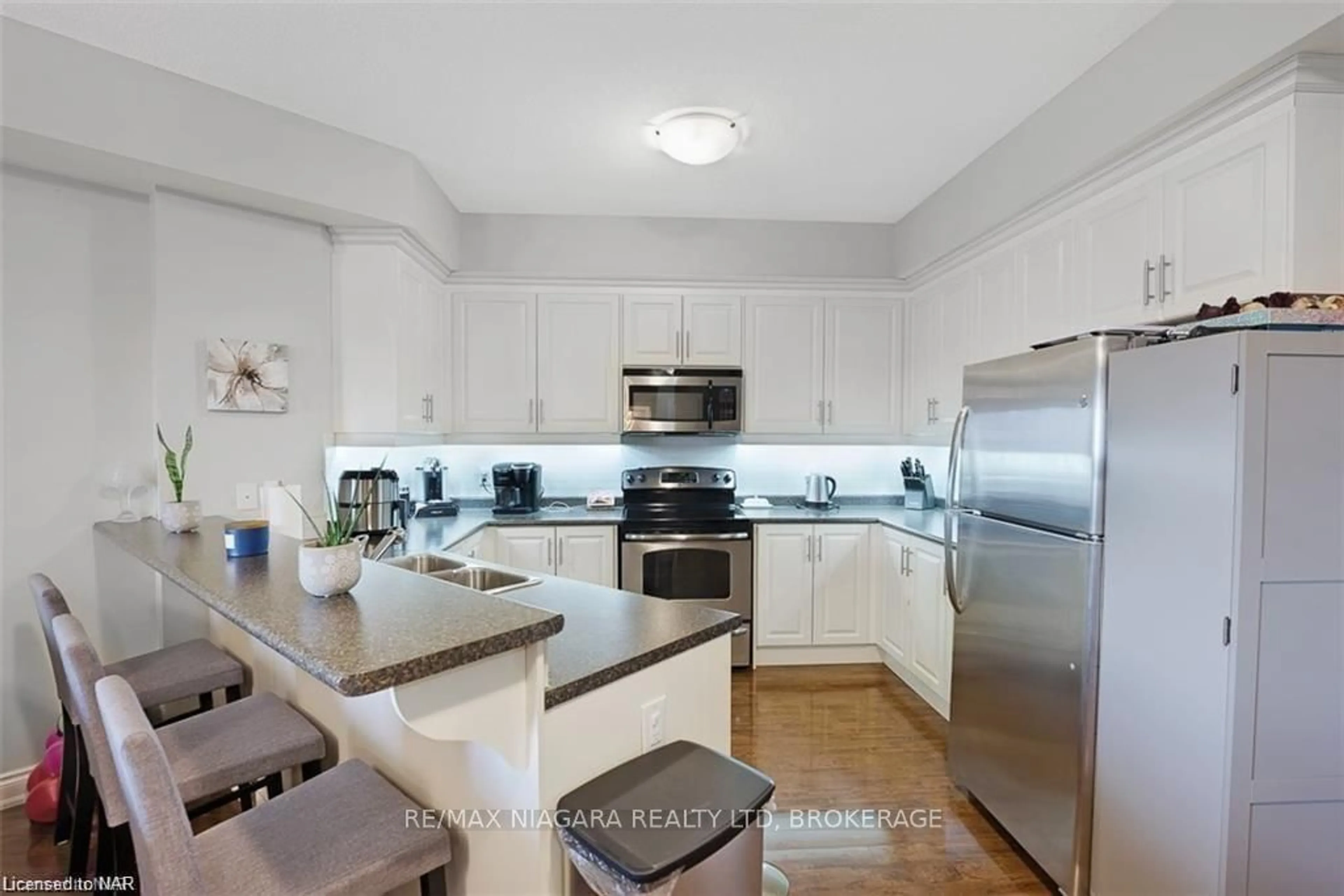 Standard kitchen, wood floors for 8111 Forest Glen Dr #523, Niagara Falls Ontario L2H 2Y7