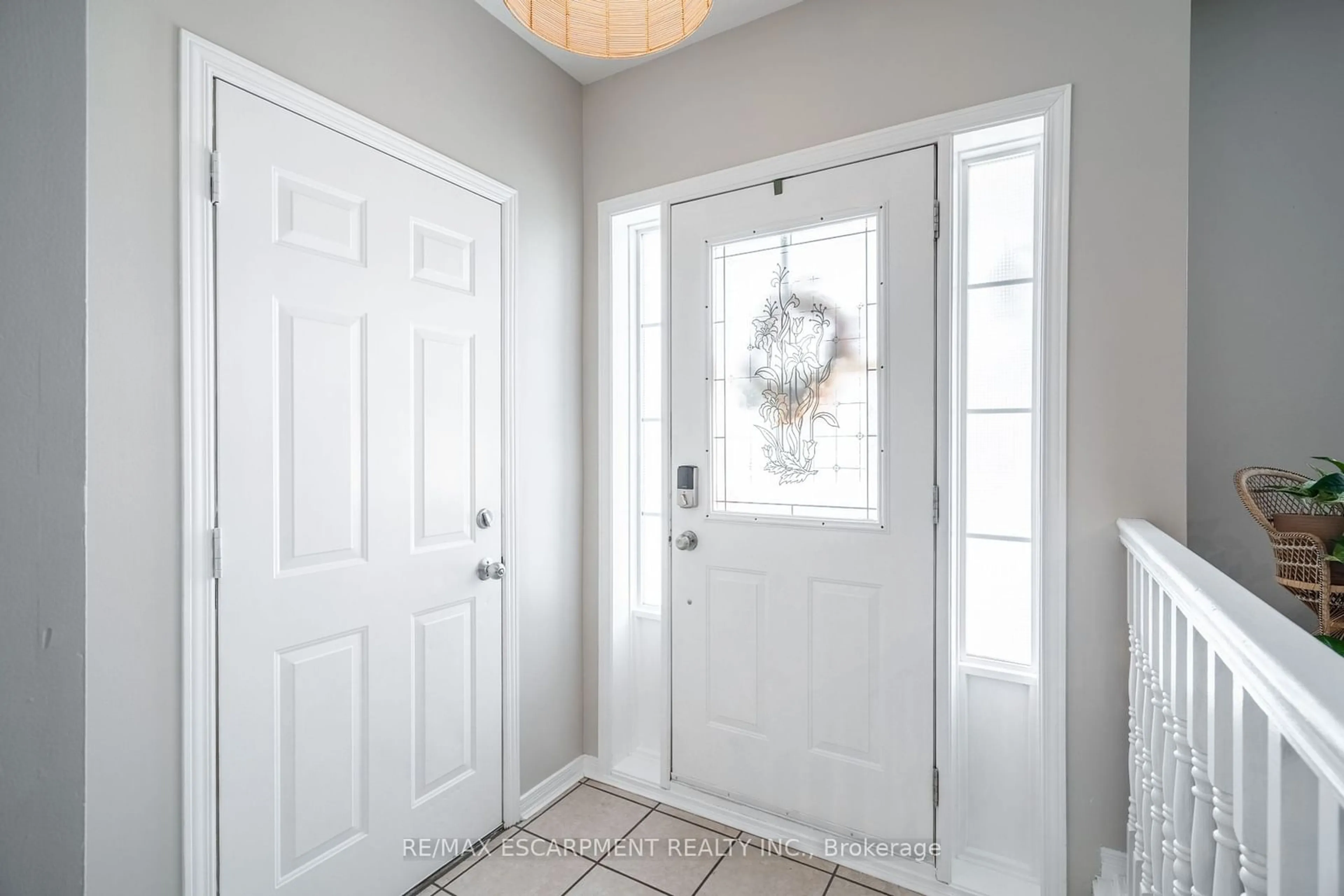 Indoor entryway, wood floors for 2 Tulip Dr, Tillsonburg Ontario N4G 5T9