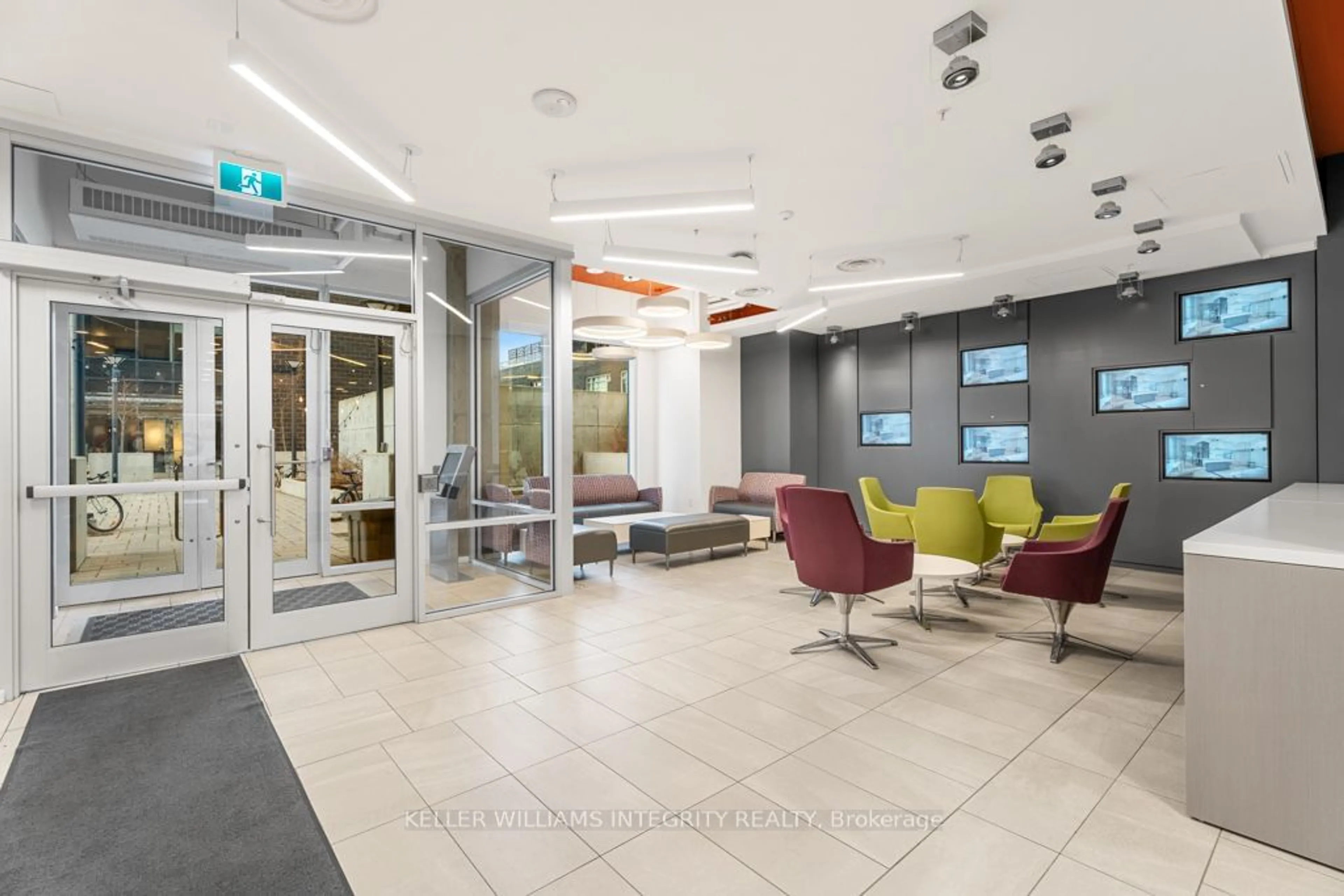 Indoor lobby for 105 Champagne Ave #2915, Dows Lake - Civic Hospital and Area Ontario K1S 4P3