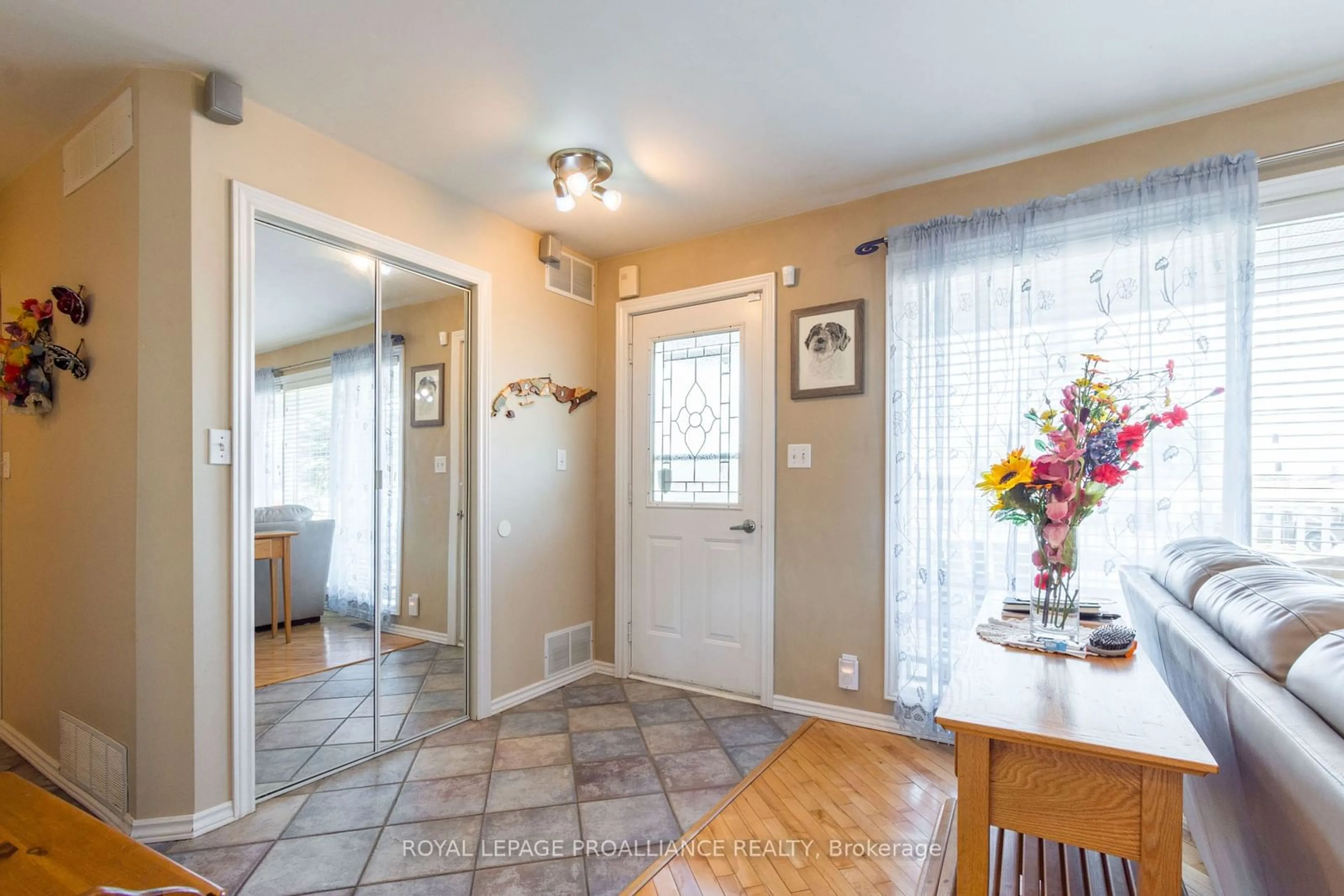 Indoor entryway, wood floors for 25 Roseland Dr, Quinte West Ontario K0K 1L0