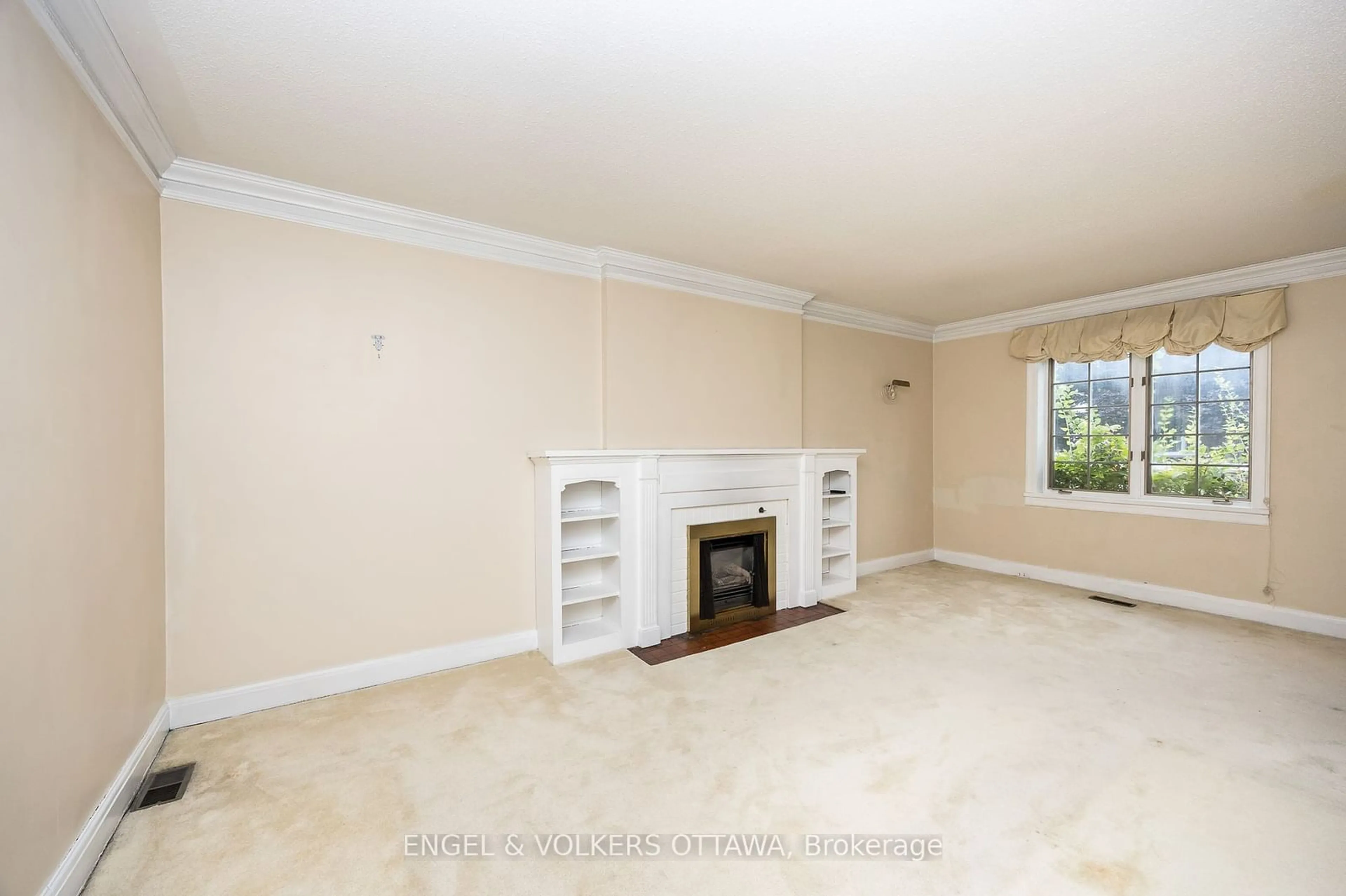 Living room, carpet floors for 67 Kenilworth St, Dows Lake - Civic Hospital and Area Ontario K1Y 3Y5