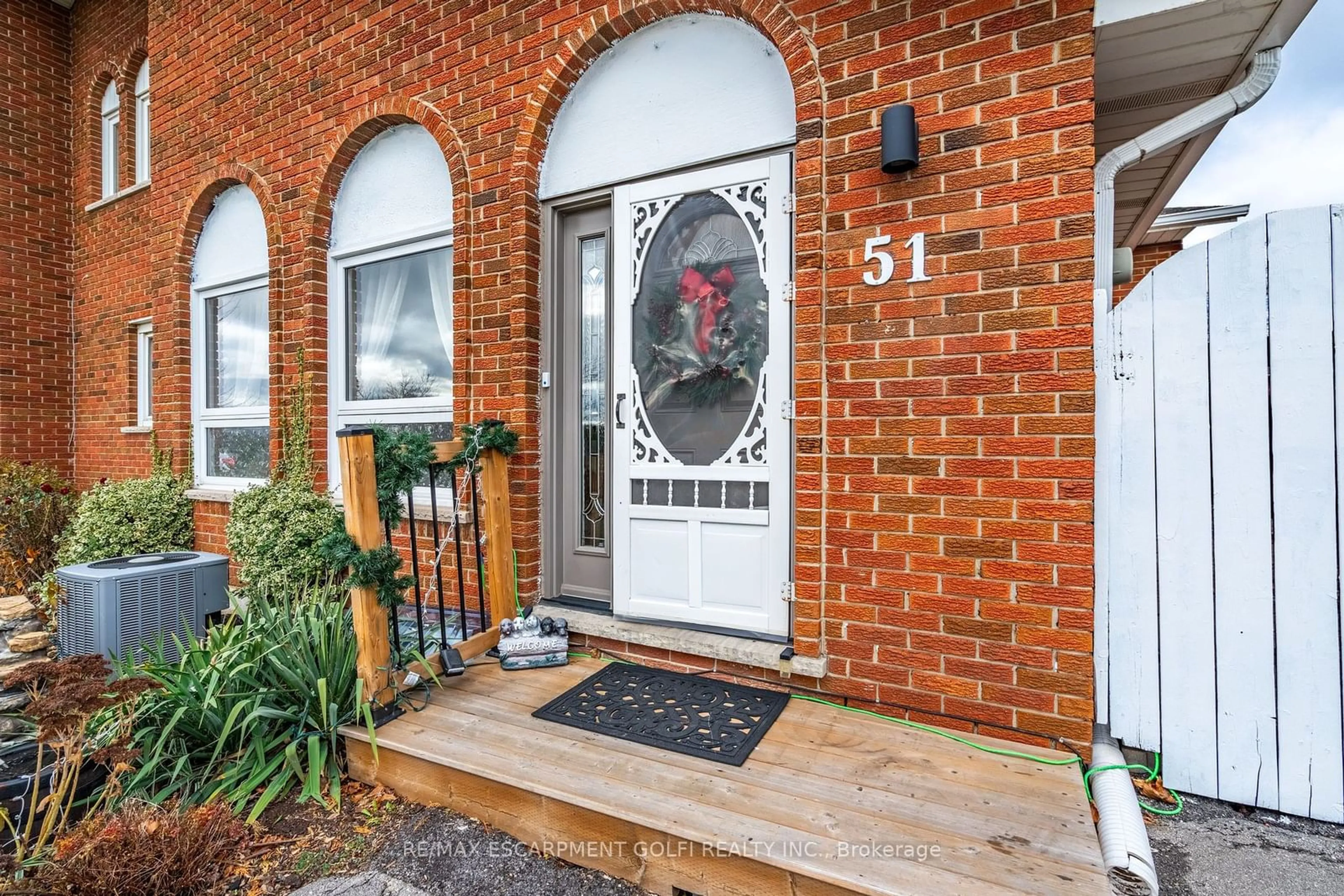 Indoor entryway, wood floors for 51 LEGGETT Cres, Hamilton Ontario L8W 2A5