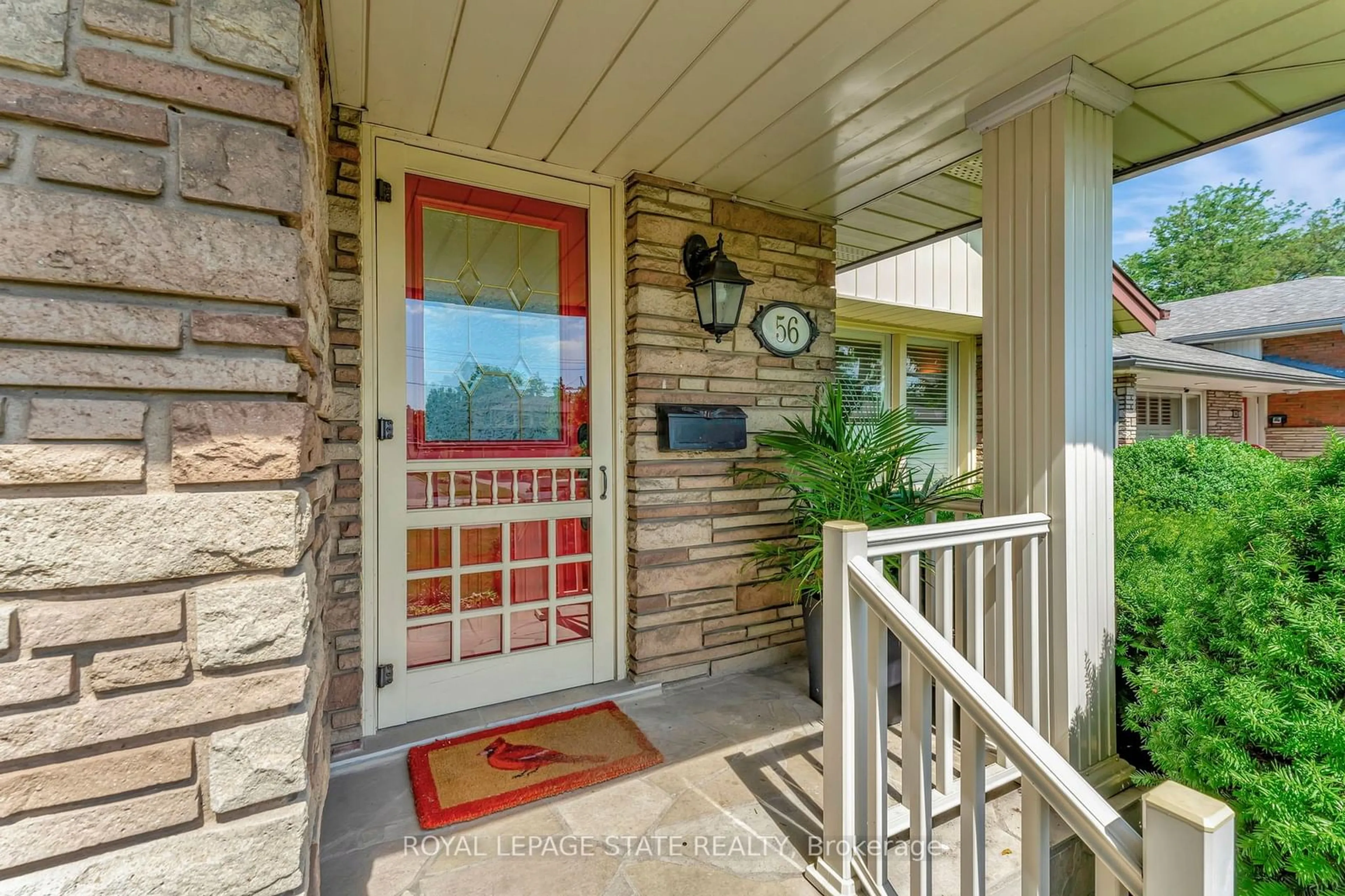 Indoor entryway, wood floors for 56 Skyland Dr, Hamilton Ontario L9A 3C1