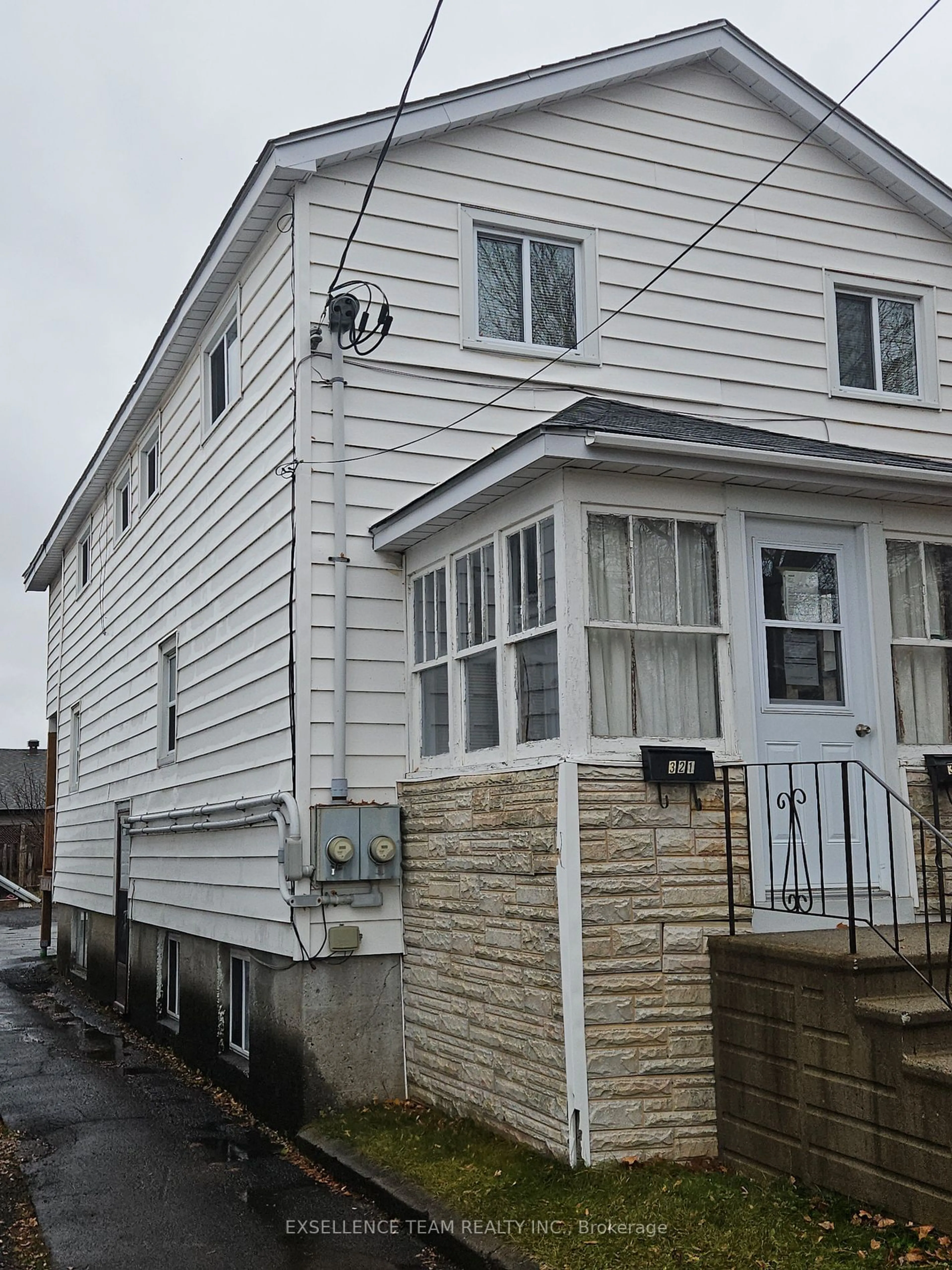 A pic from exterior of the house or condo, the front or back of building for 321 St Felix St, Cornwall Ontario K6H 5A7