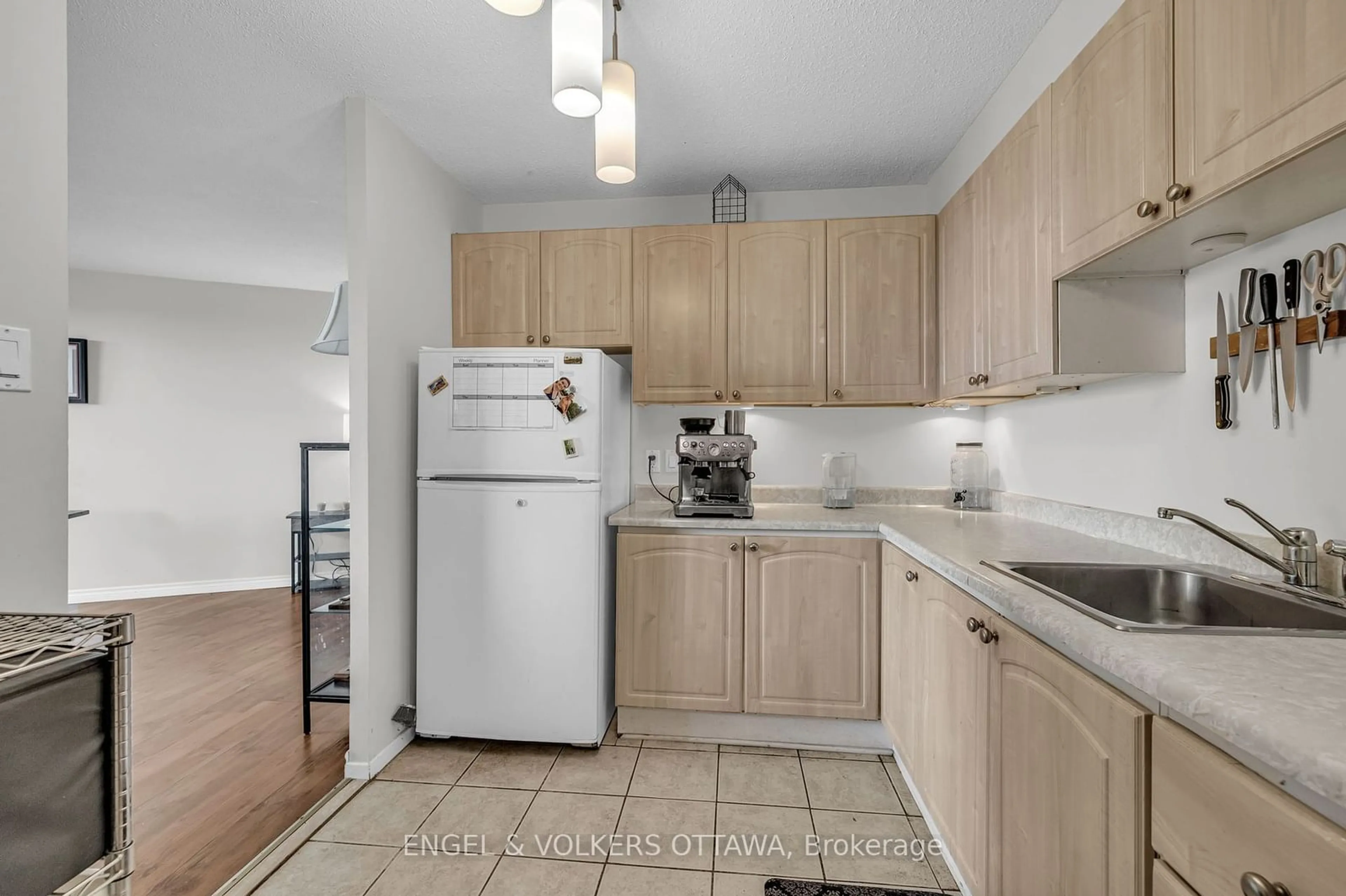 Standard kitchen, wood floors, cottage for 1380 PRINCE OF WALES Dr #1402, Mooneys Bay - Carleton Heights and Area Ontario K2C 3N5