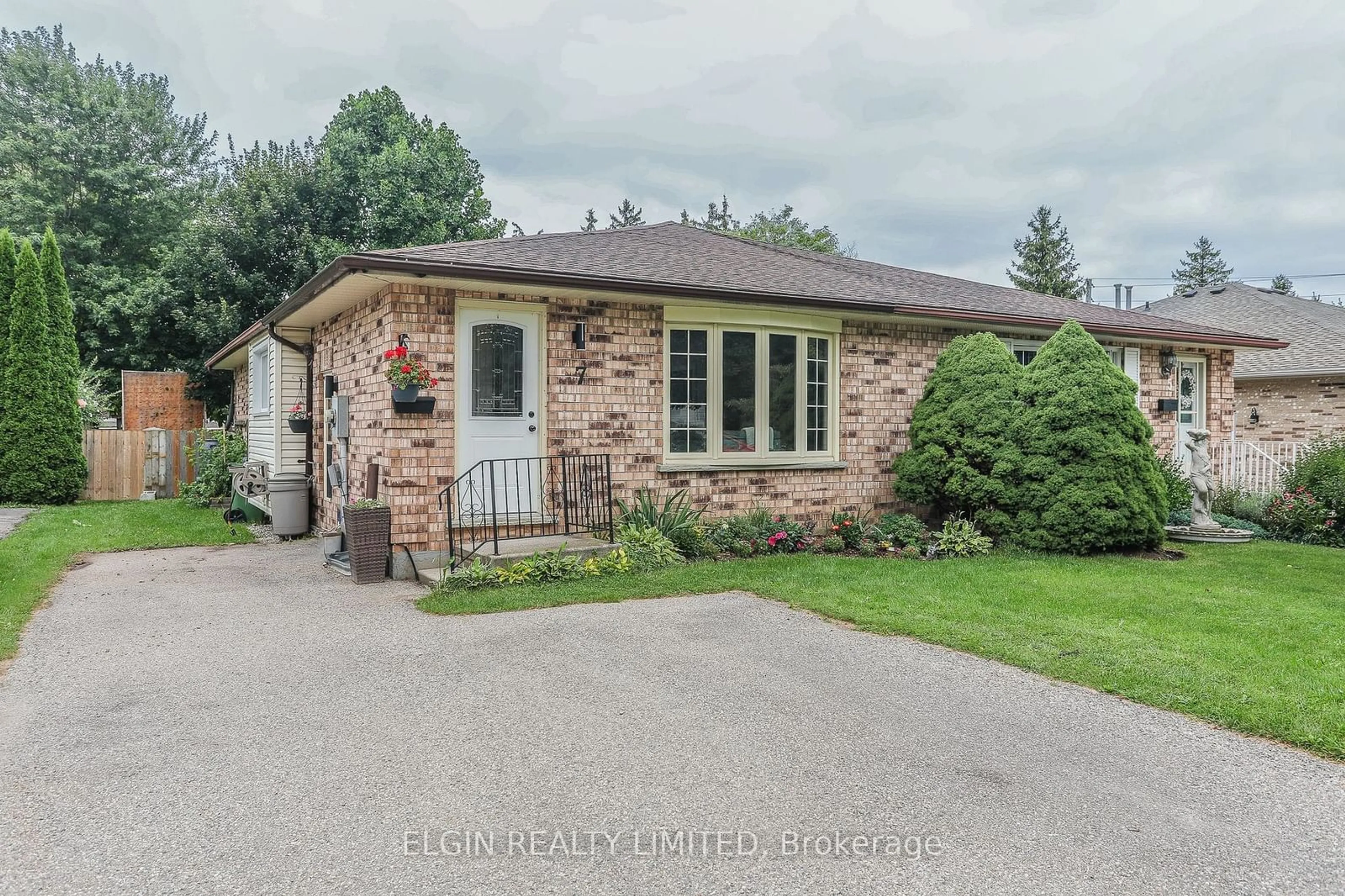 Frontside or backside of a home, cottage for 7 Willow St, St. Thomas Ontario N5R 5Z7