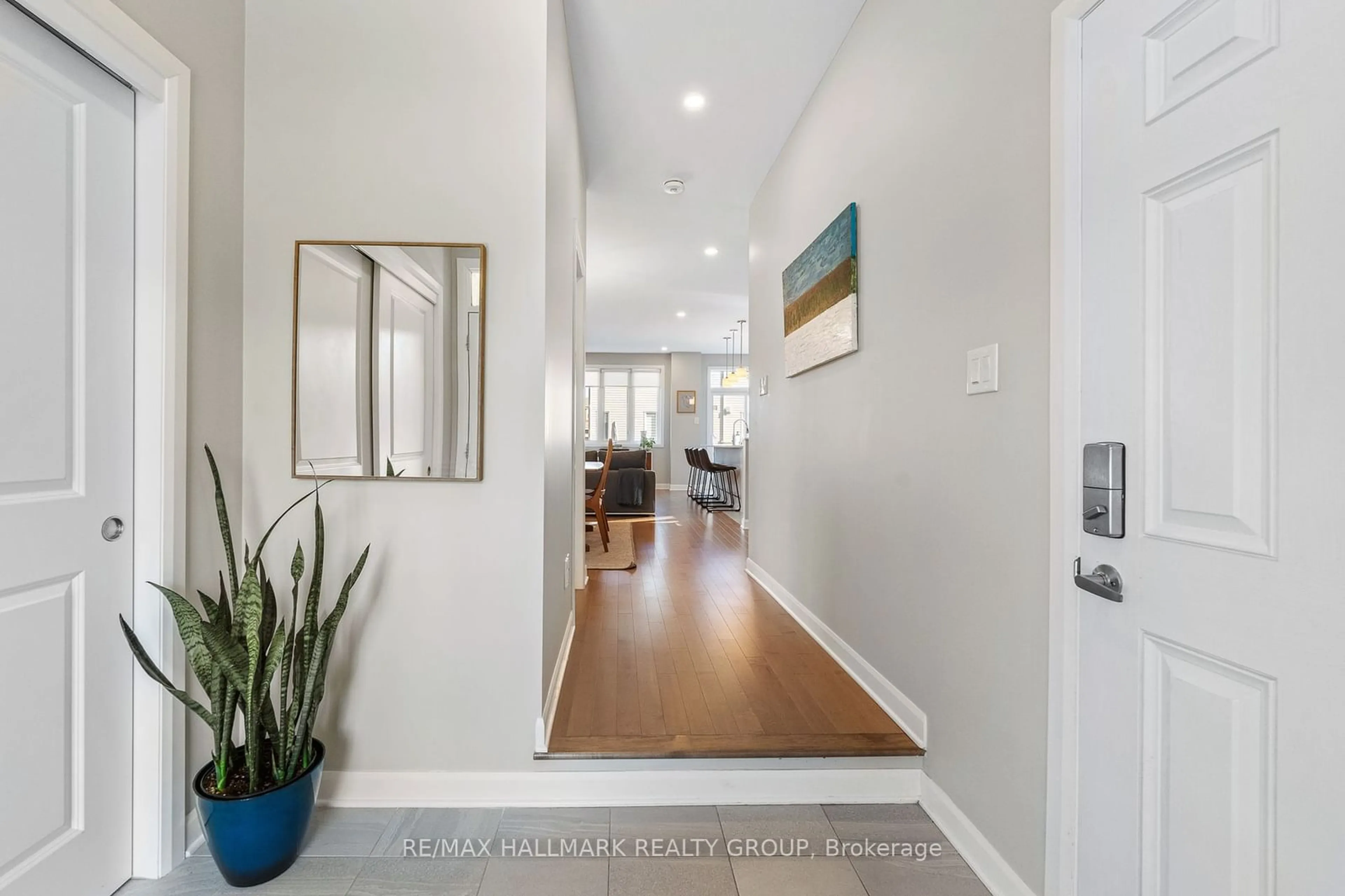 Indoor entryway, wood floors for 39 GARDENPOST Terr, Orleans - Cumberland and Area Ontario K4A 3W4