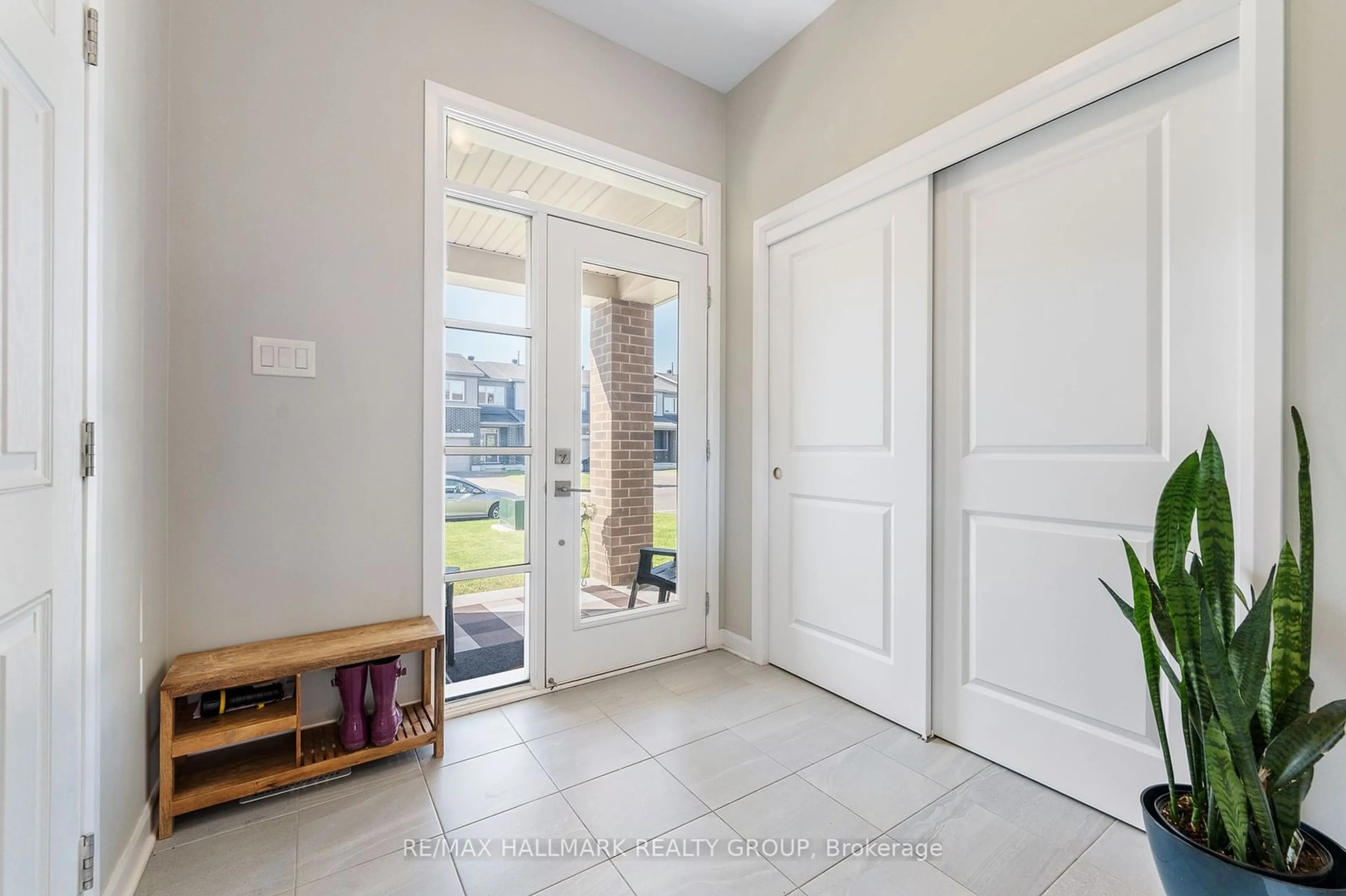 Indoor entryway, wood floors for 39 GARDENPOST Terr, Orleans - Cumberland and Area Ontario K4A 3W4