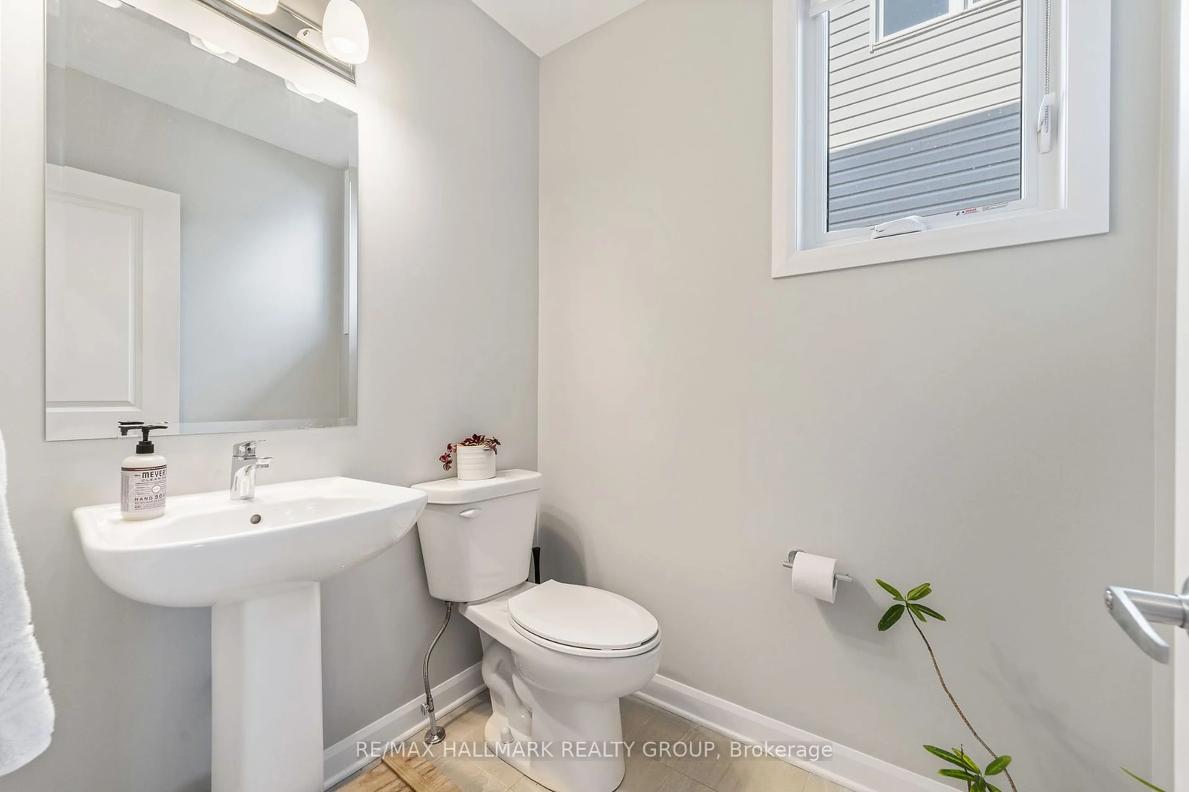 Standard bathroom, wood floors for 39 GARDENPOST Terr, Orleans - Cumberland and Area Ontario K4A 3W4