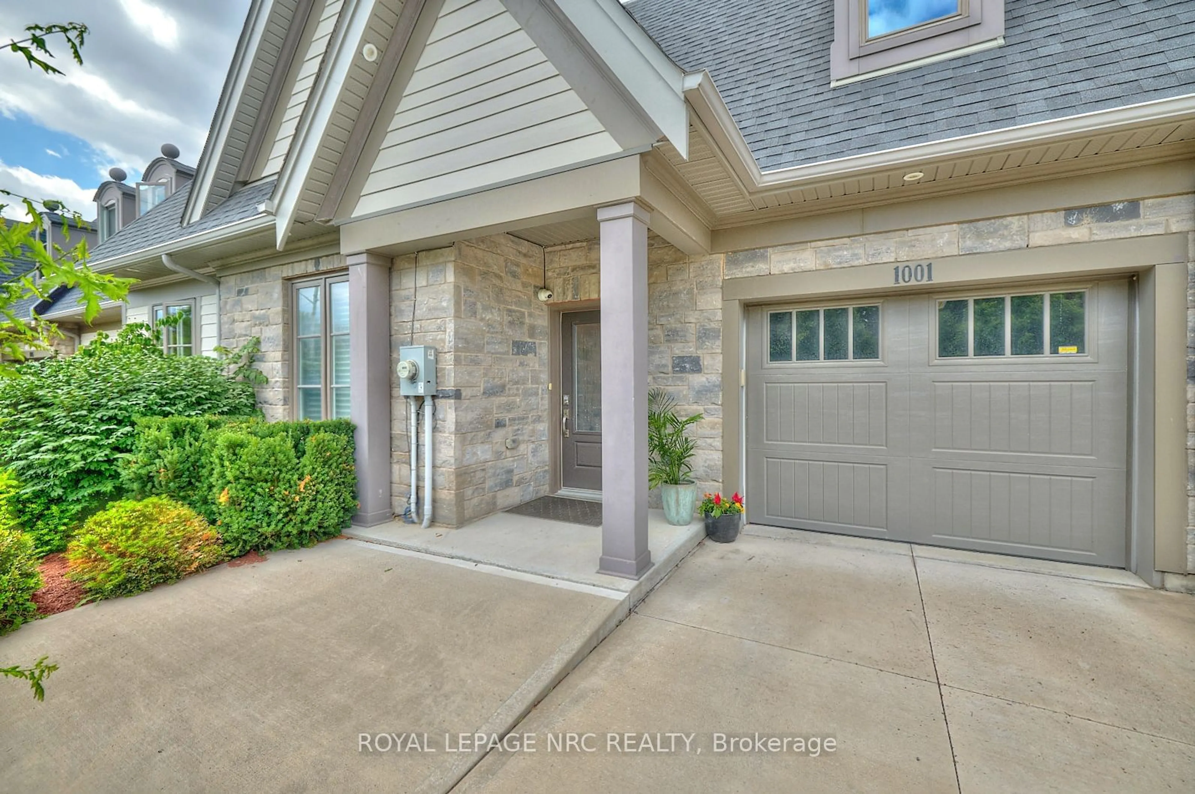 Indoor entryway, cement floor for 1001 Pelham Rd, St. Catharines Ontario L2S 4C2