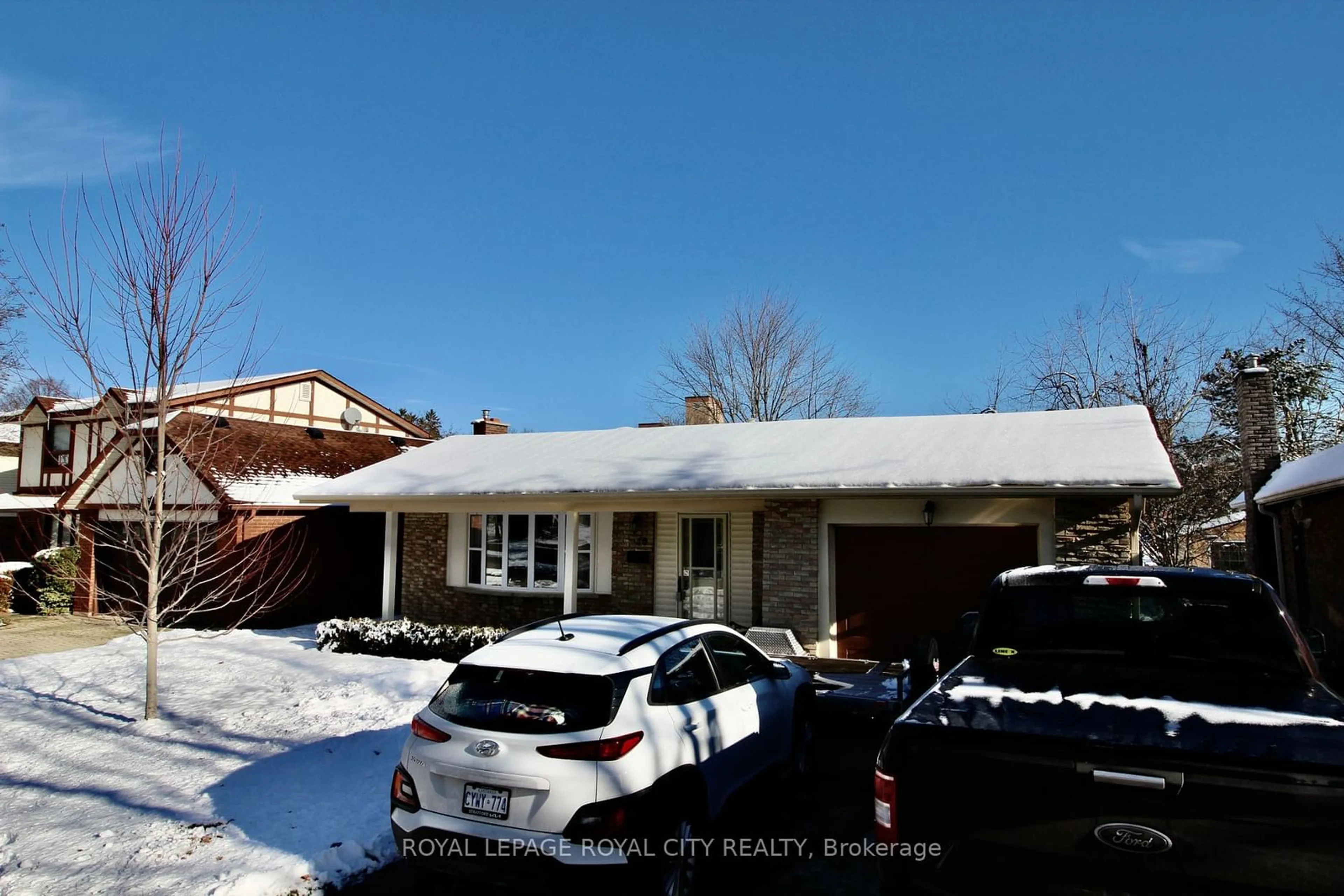 Frontside or backside of a home, the street view for 40 Kelly Dr, Kitchener Ontario N2M 1V6