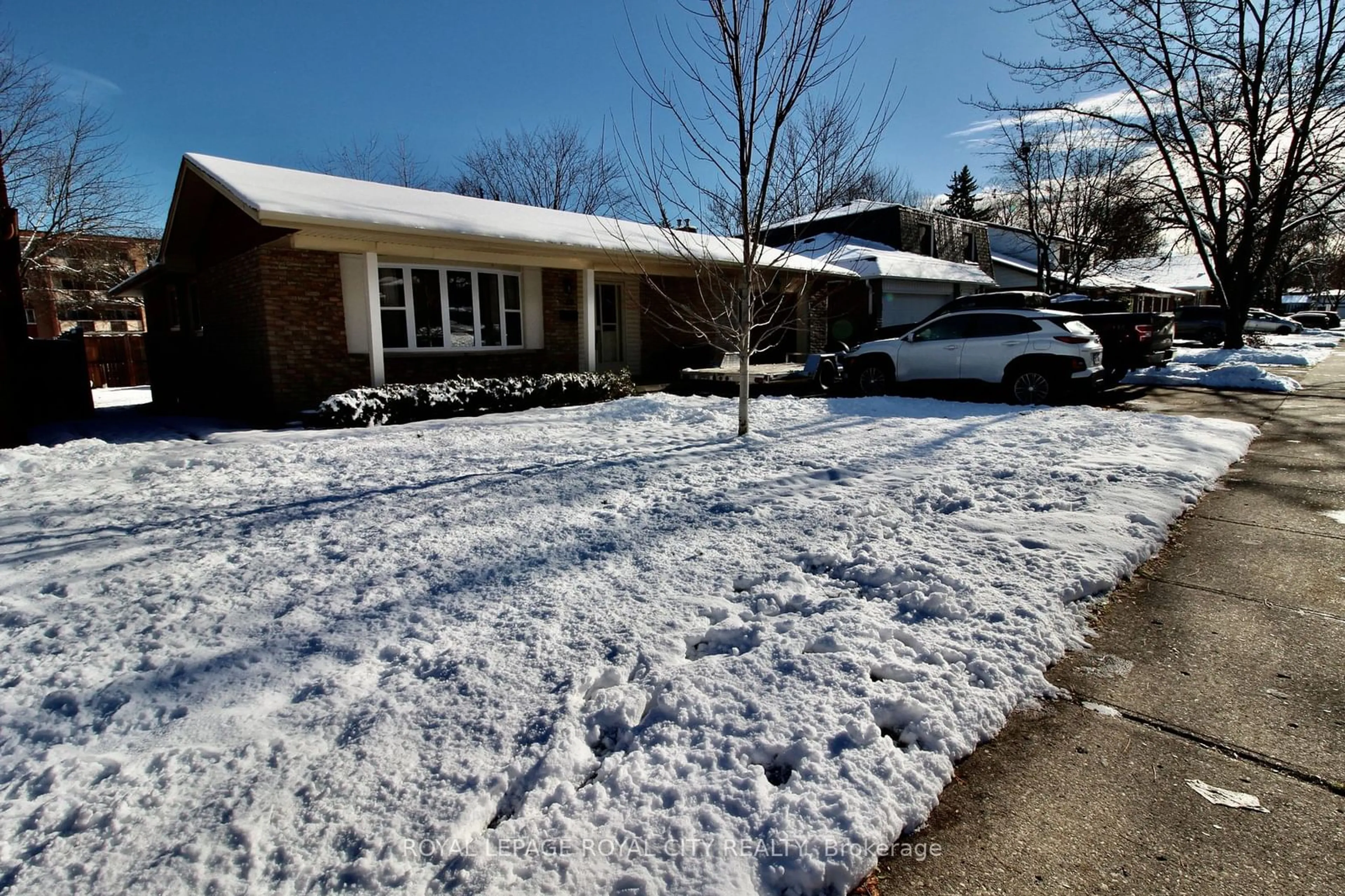 A pic from exterior of the house or condo, the street view for 40 Kelly Dr, Kitchener Ontario N2M 1V6