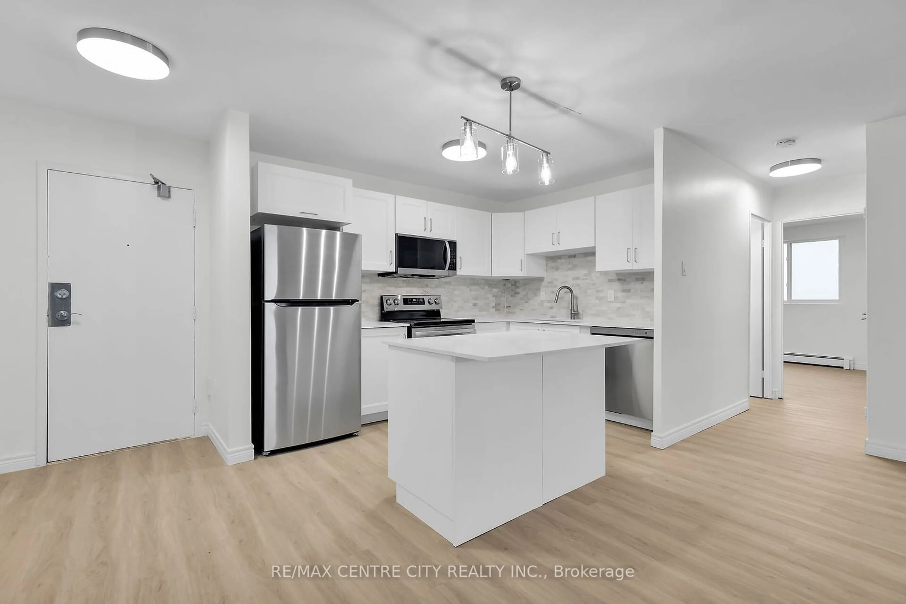 Standard kitchen, wood floors for 583 Mornington Ave #1002, London Ontario N5Y 3E9