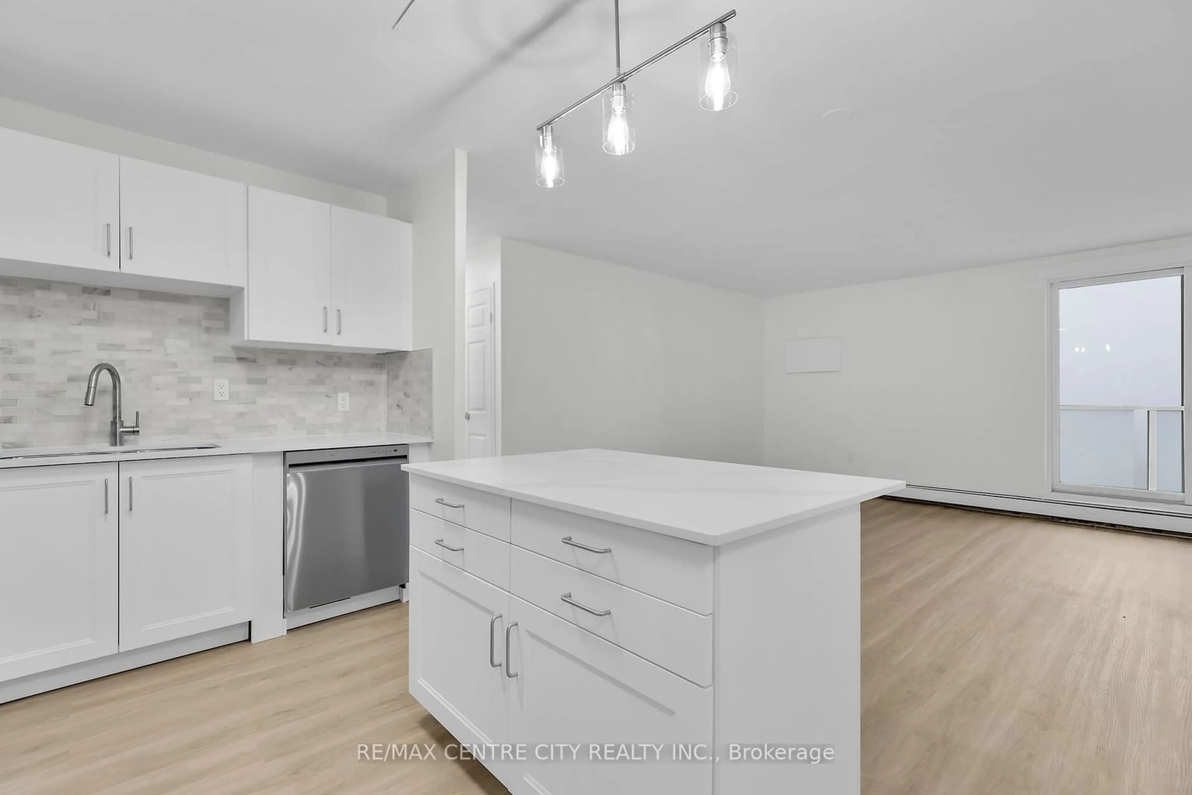 Standard kitchen, wood floors for 583 Mornington Ave #1002, London Ontario N5Y 3E9