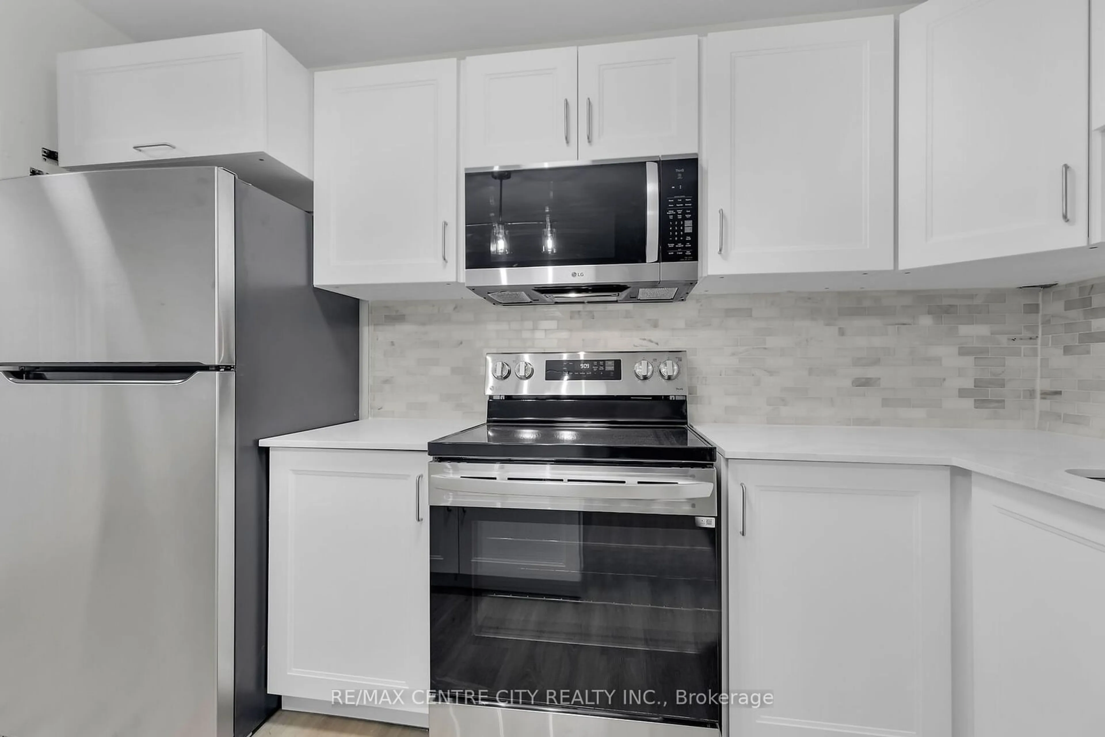 Standard kitchen, cottage for 583 Mornington Ave #1002, London Ontario N5Y 3E9