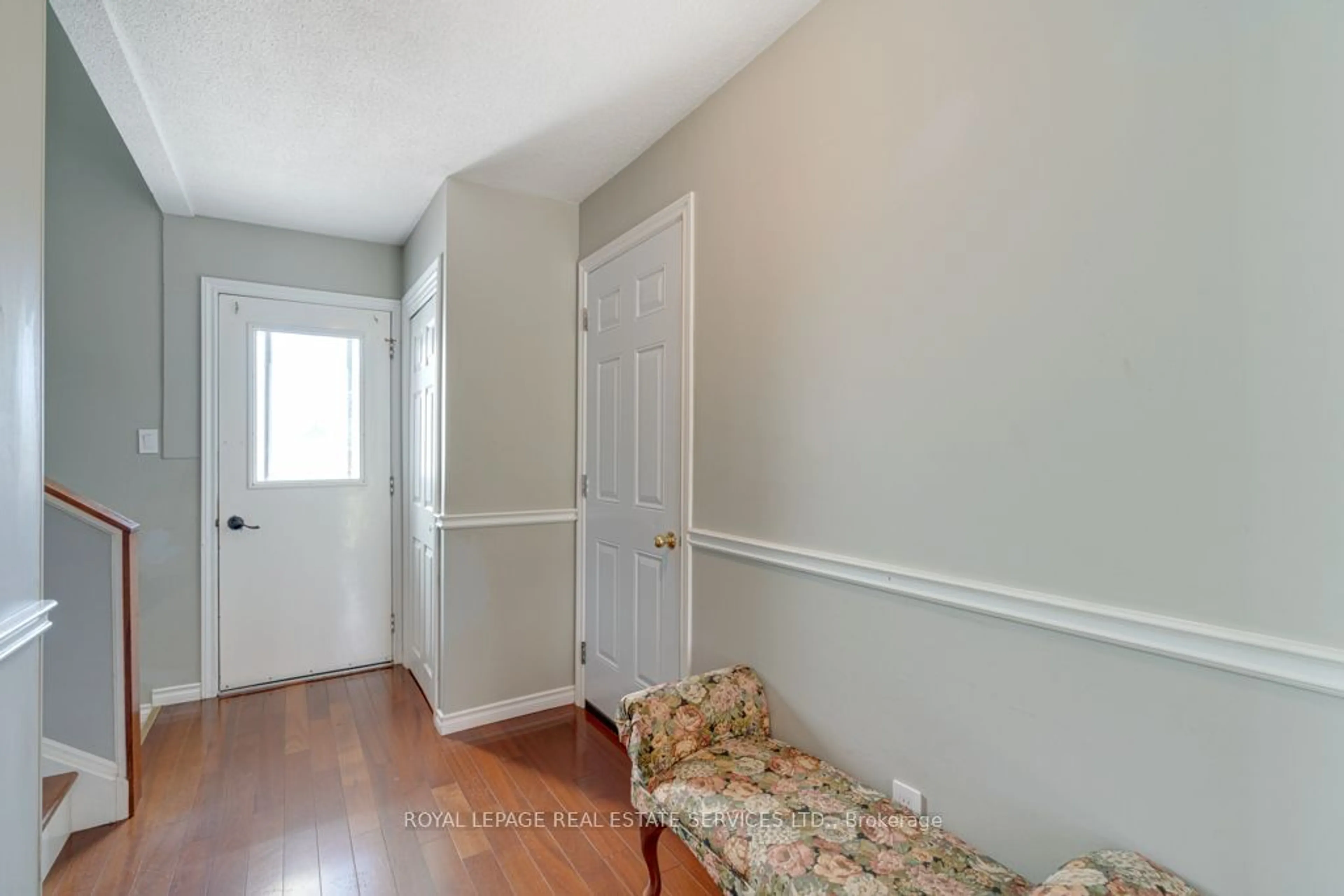 Indoor entryway, wood floors for 47 Westfield Dr, St. Catharines Ontario L2N 5Z5