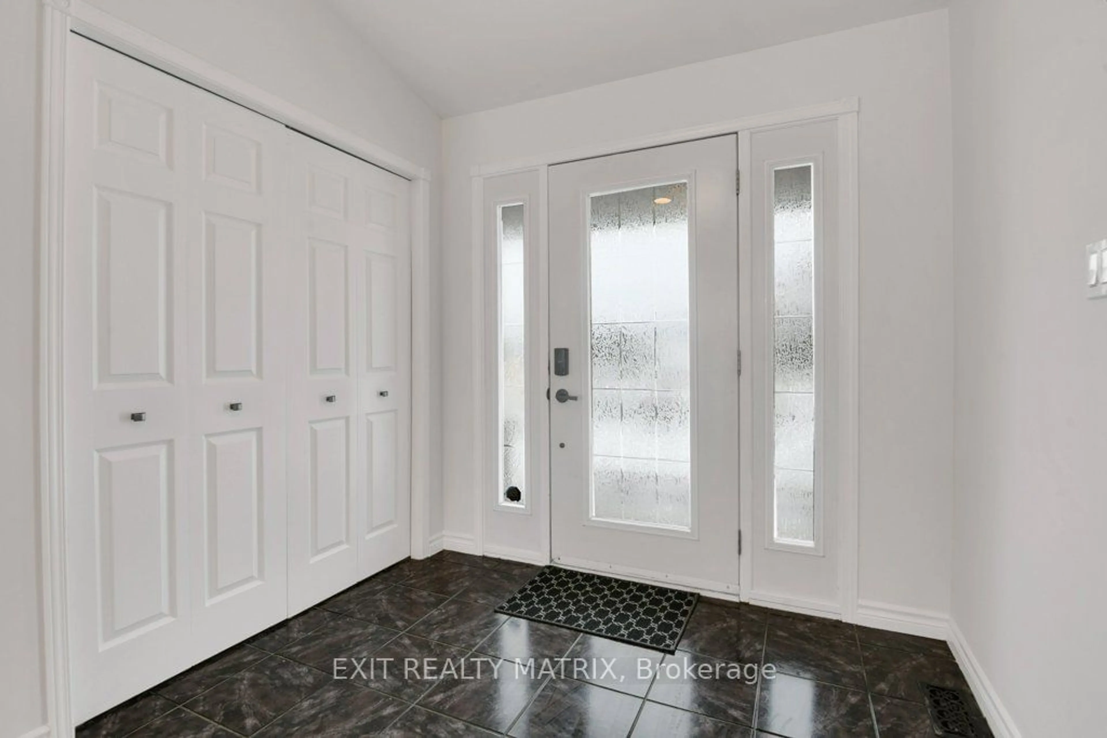 Indoor entryway, wood floors for 7 Bridge St, North Stormont Ontario K0A 1R0