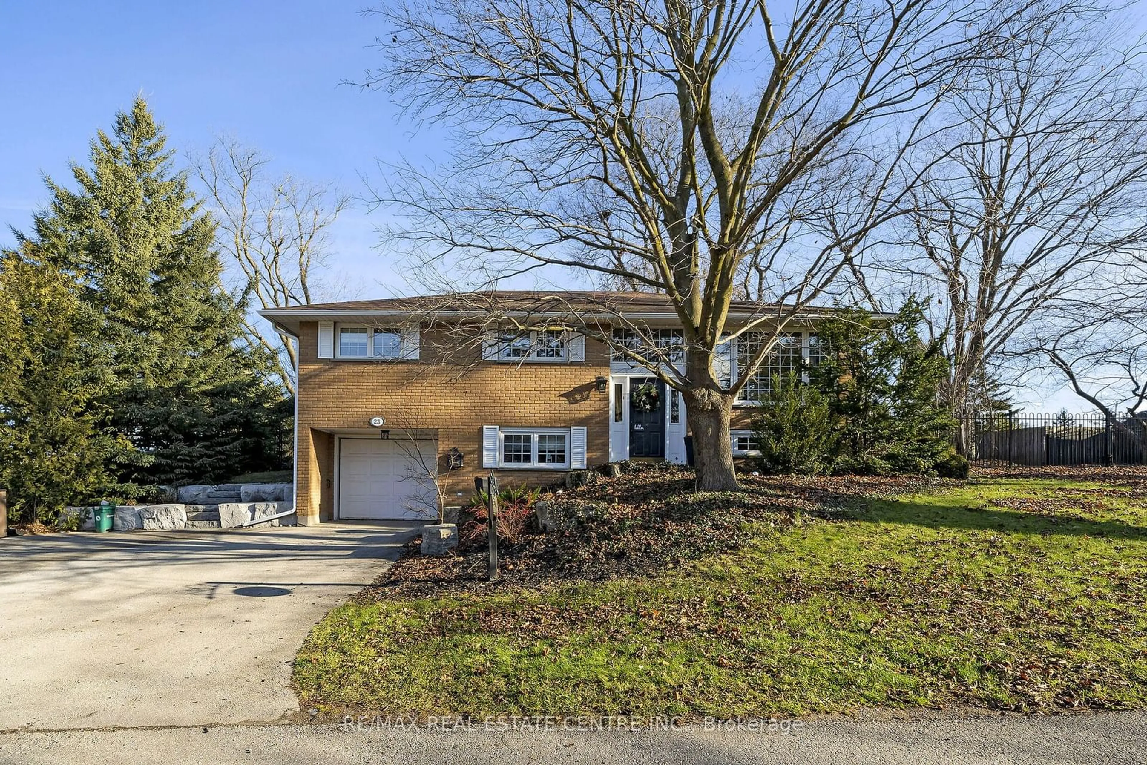 A pic from exterior of the house or condo, the street view for 23 Woolen Mill Lane, Erin Ontario N0B 1T0