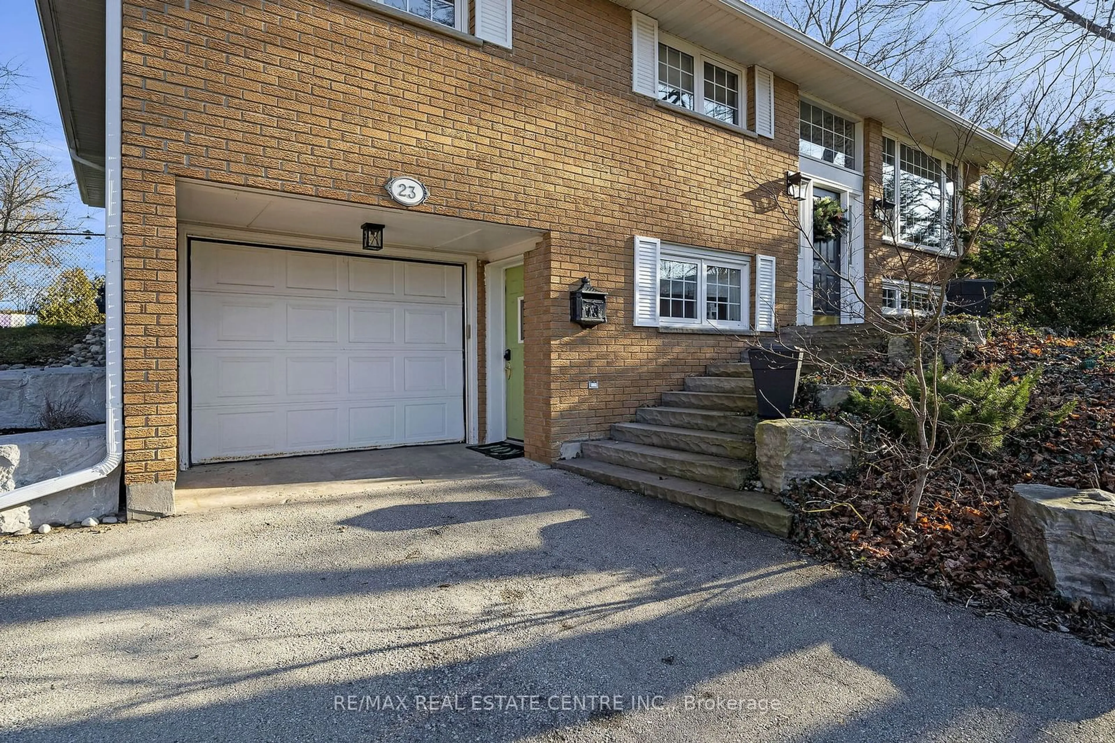 A pic from exterior of the house or condo, the street view for 23 Woolen Mill Lane, Erin Ontario N0B 1T0