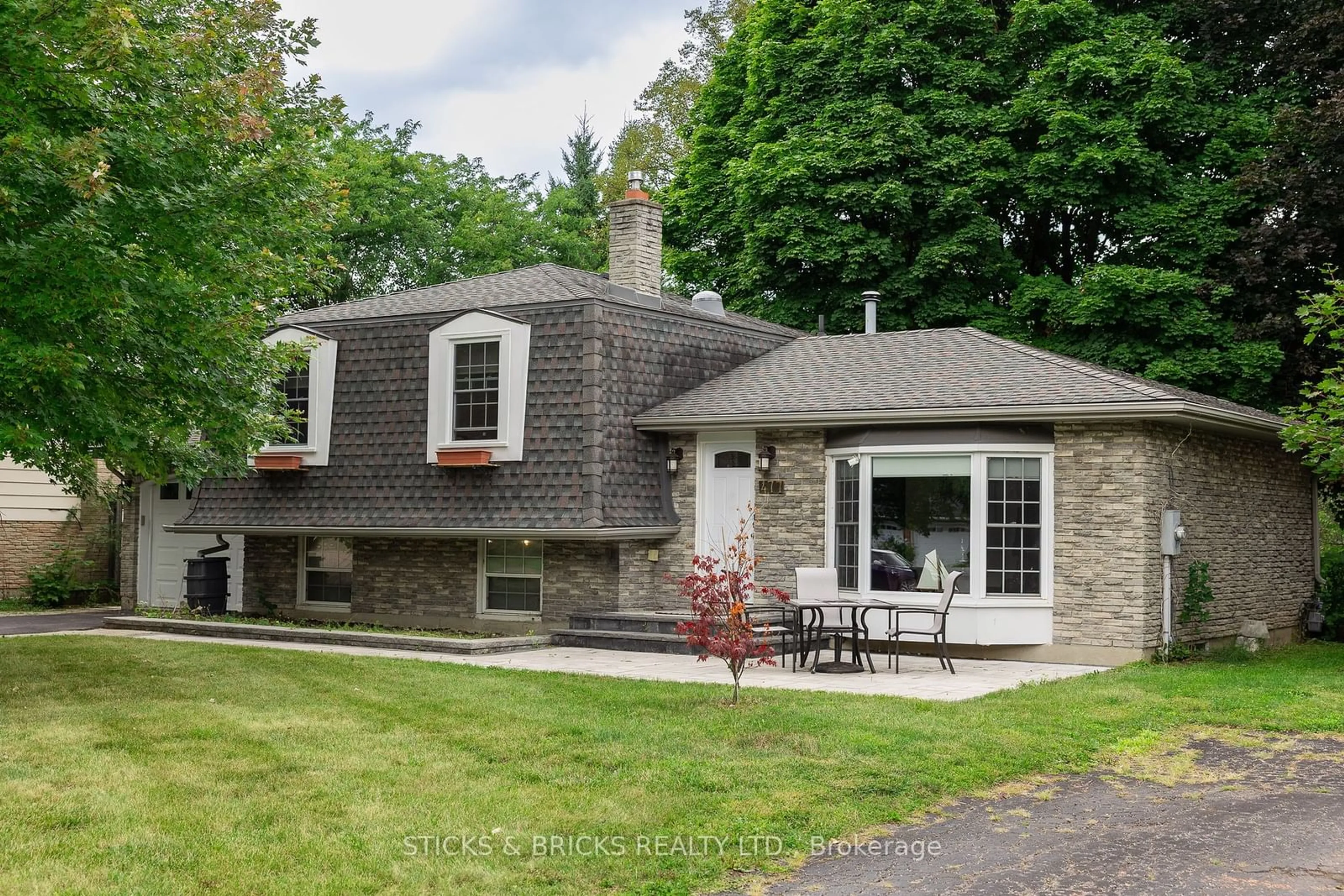 Home with brick exterior material for 477 Dorchester St, Niagara-on-the-Lake Ontario L0S 1J0