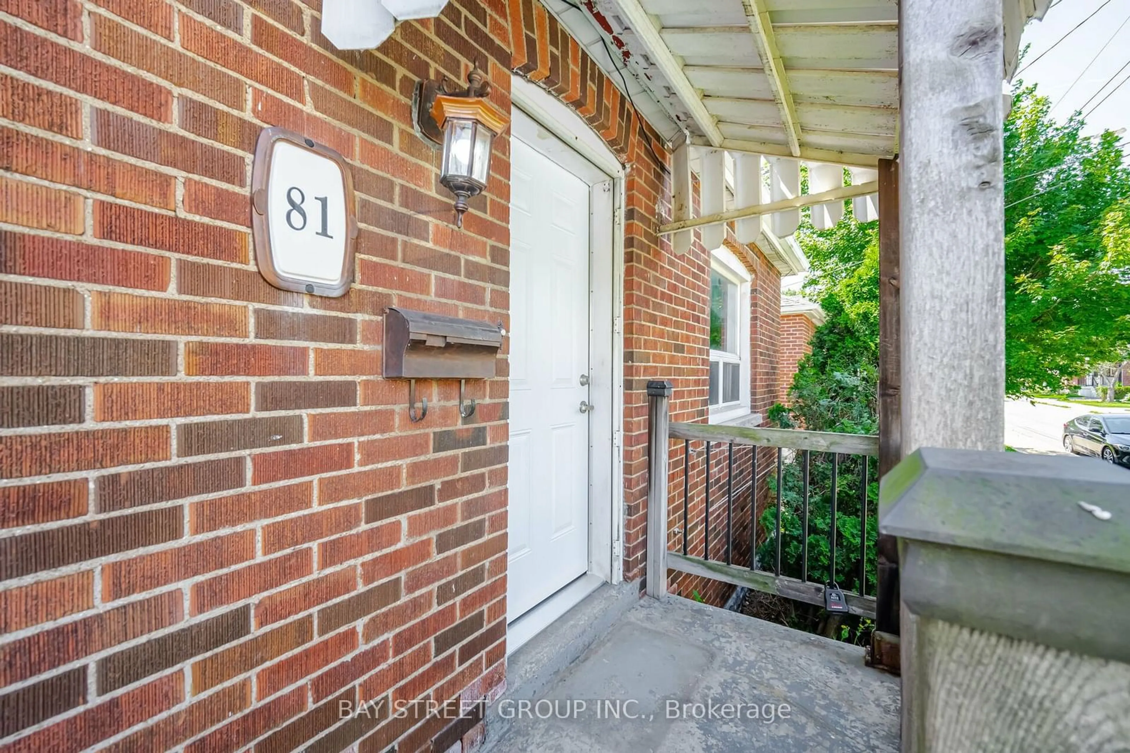 Indoor entryway, wood floors for 81 East 11th St, Hamilton Ontario L9A 3T3