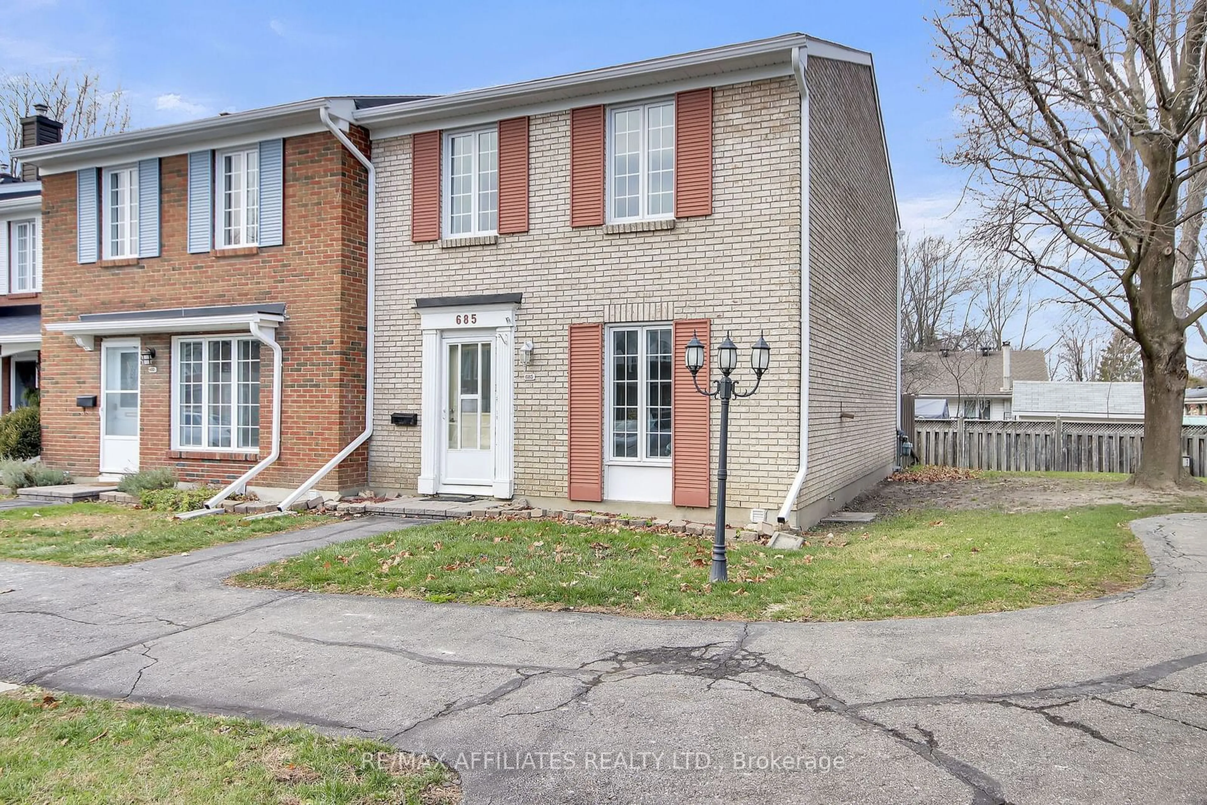 A pic from exterior of the house or condo, the street view for 685 Eastvale Crt, Beacon Hill North - South and Area Ontario K1J 6Z7