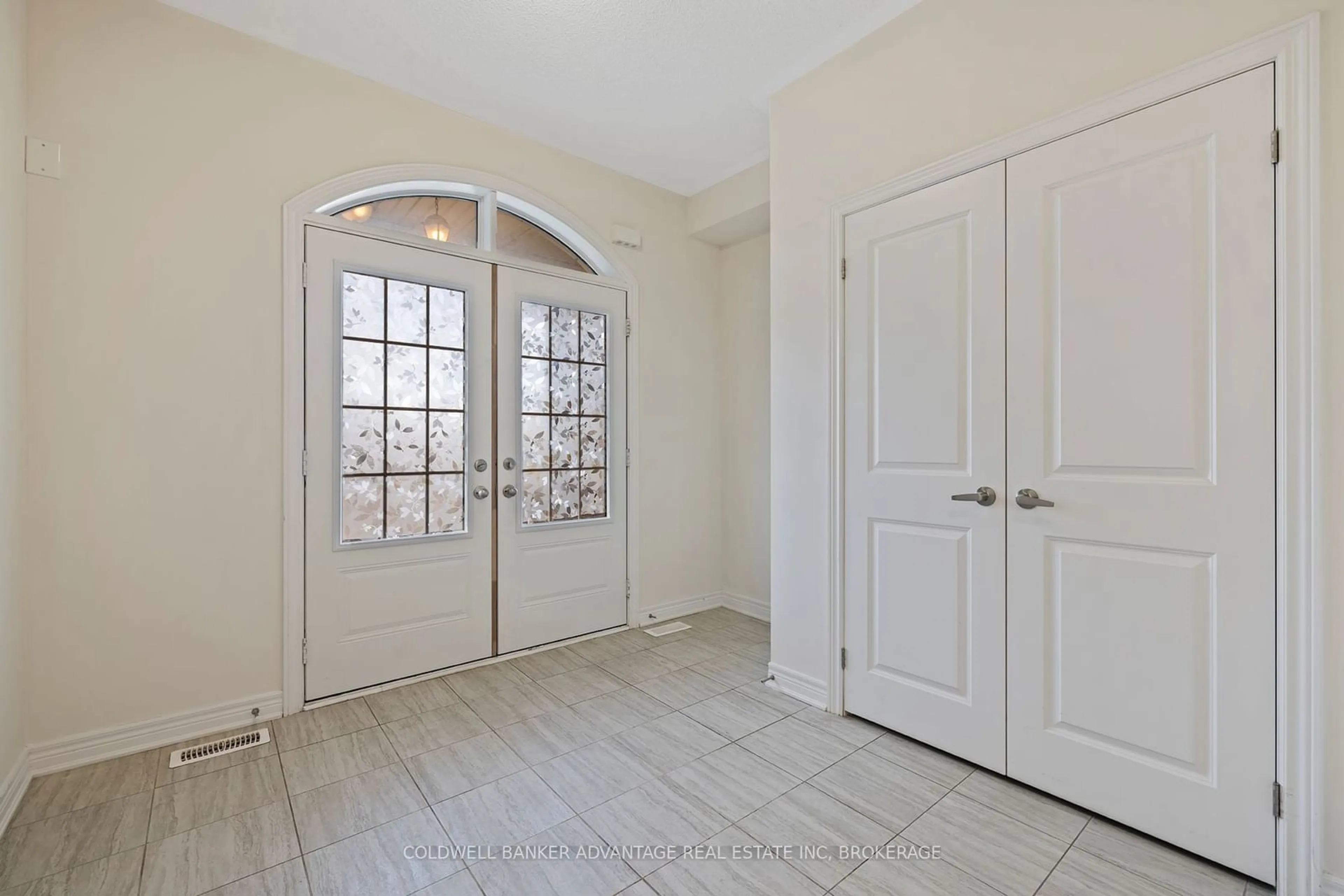 Indoor entryway, wood floors for 44 Spring Crest Way, Thorold Ontario L2V 0J8