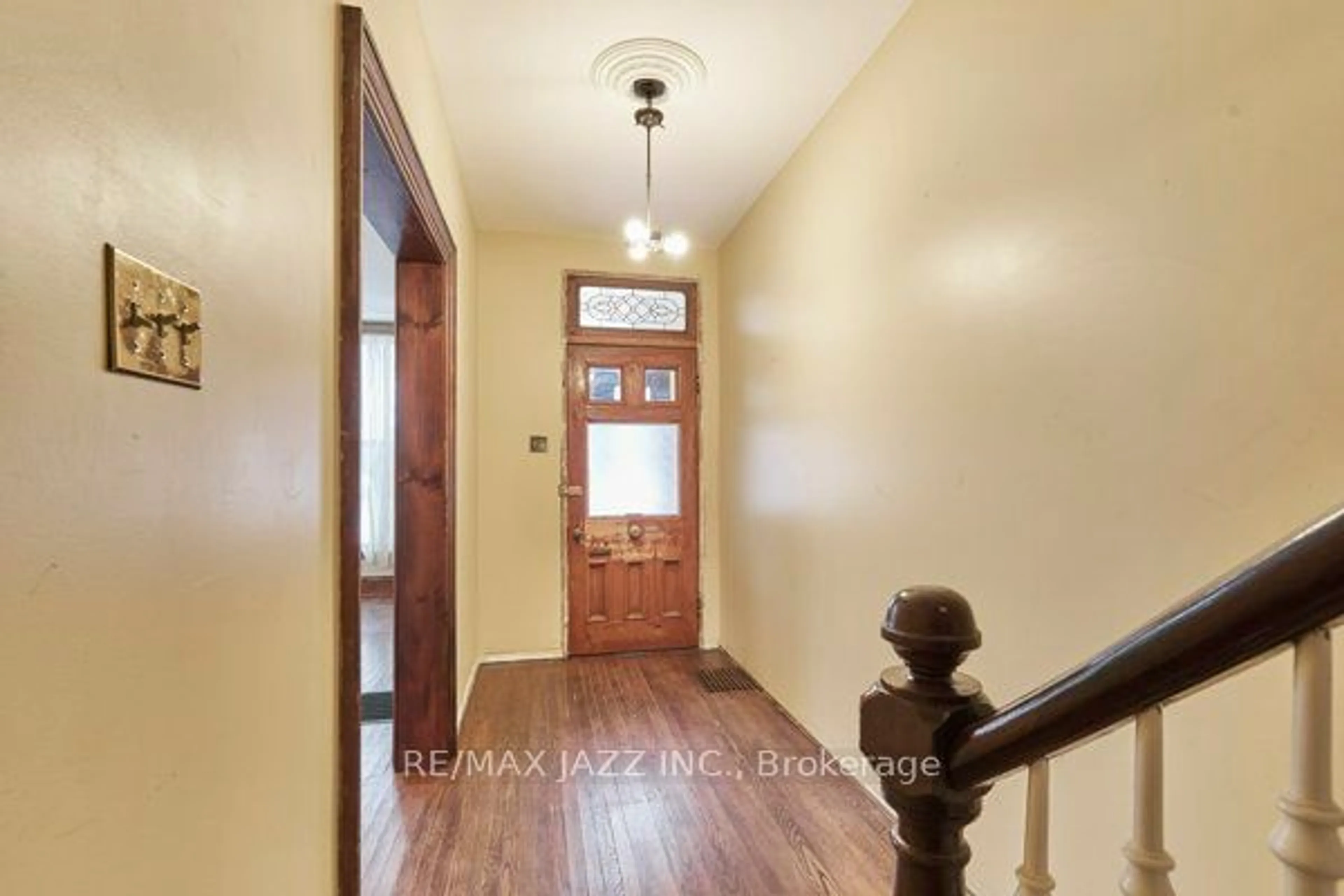 Indoor entryway, wood floors for 178 Walton St, Port Hope Ontario L1A 1N8