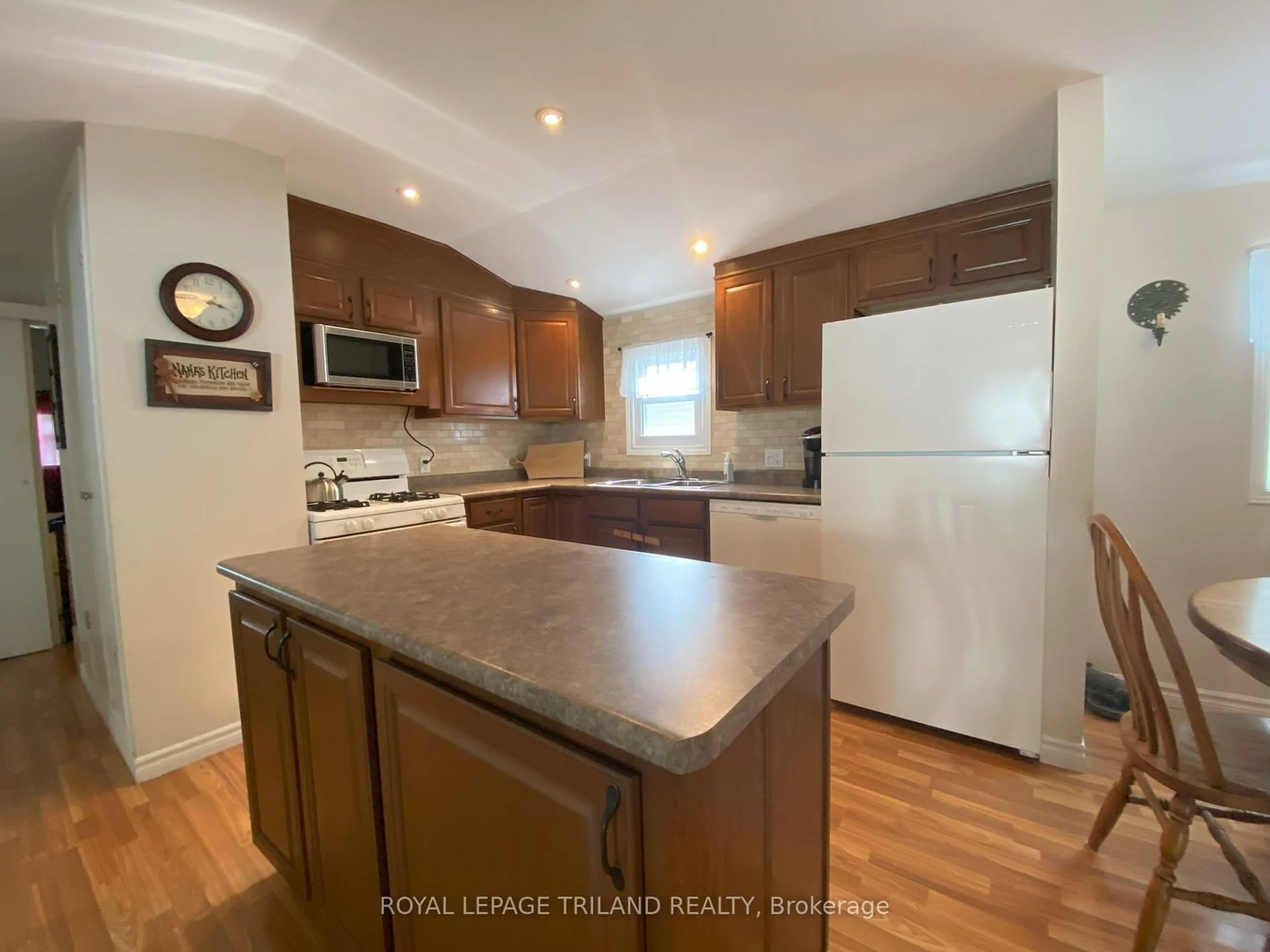 Standard kitchen, wood floors, cottage for 9951 Northville Cres #2, Lambton Shores Ontario N0M 2N0