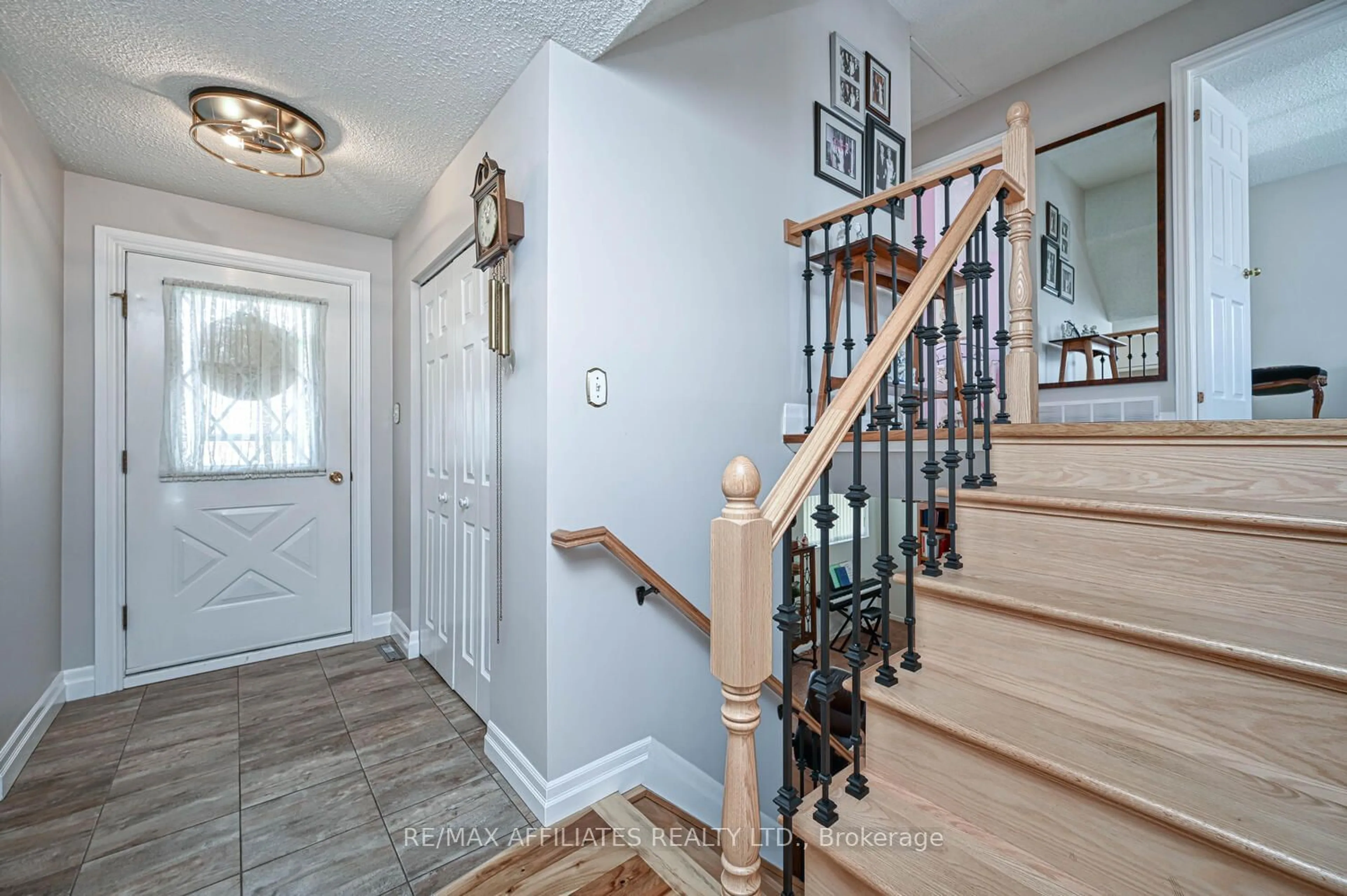 Indoor entryway, wood floors for 61 Colonel By Cres, Smiths Falls Ontario K7A 5B9